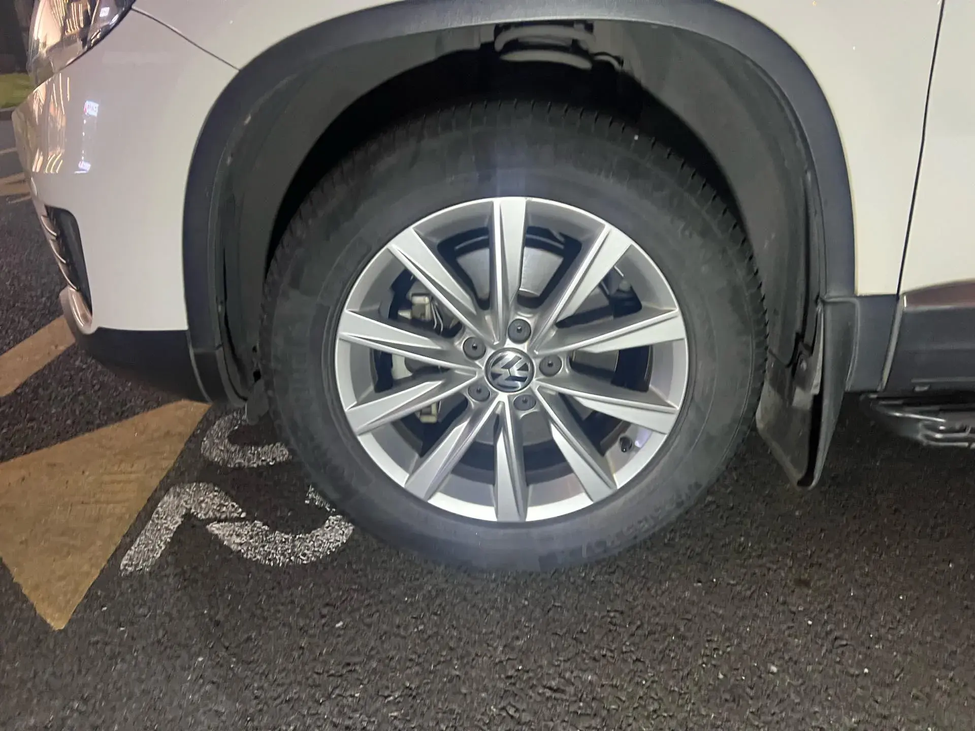 2017 VOLKSWAGEN TIGUAN thumbnail 4