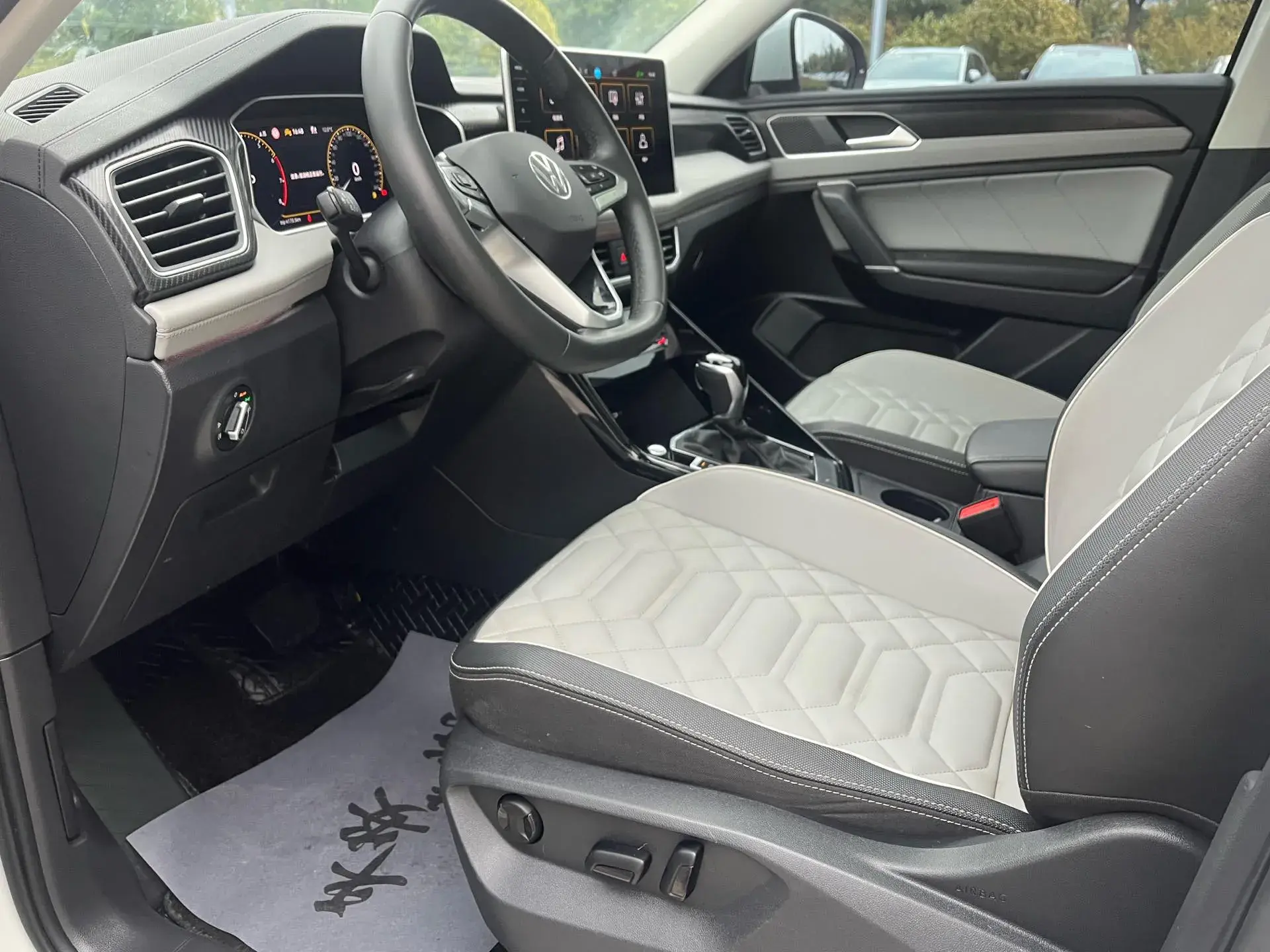 2023 VOLKSWAGEN TAYRON thumbnail 3