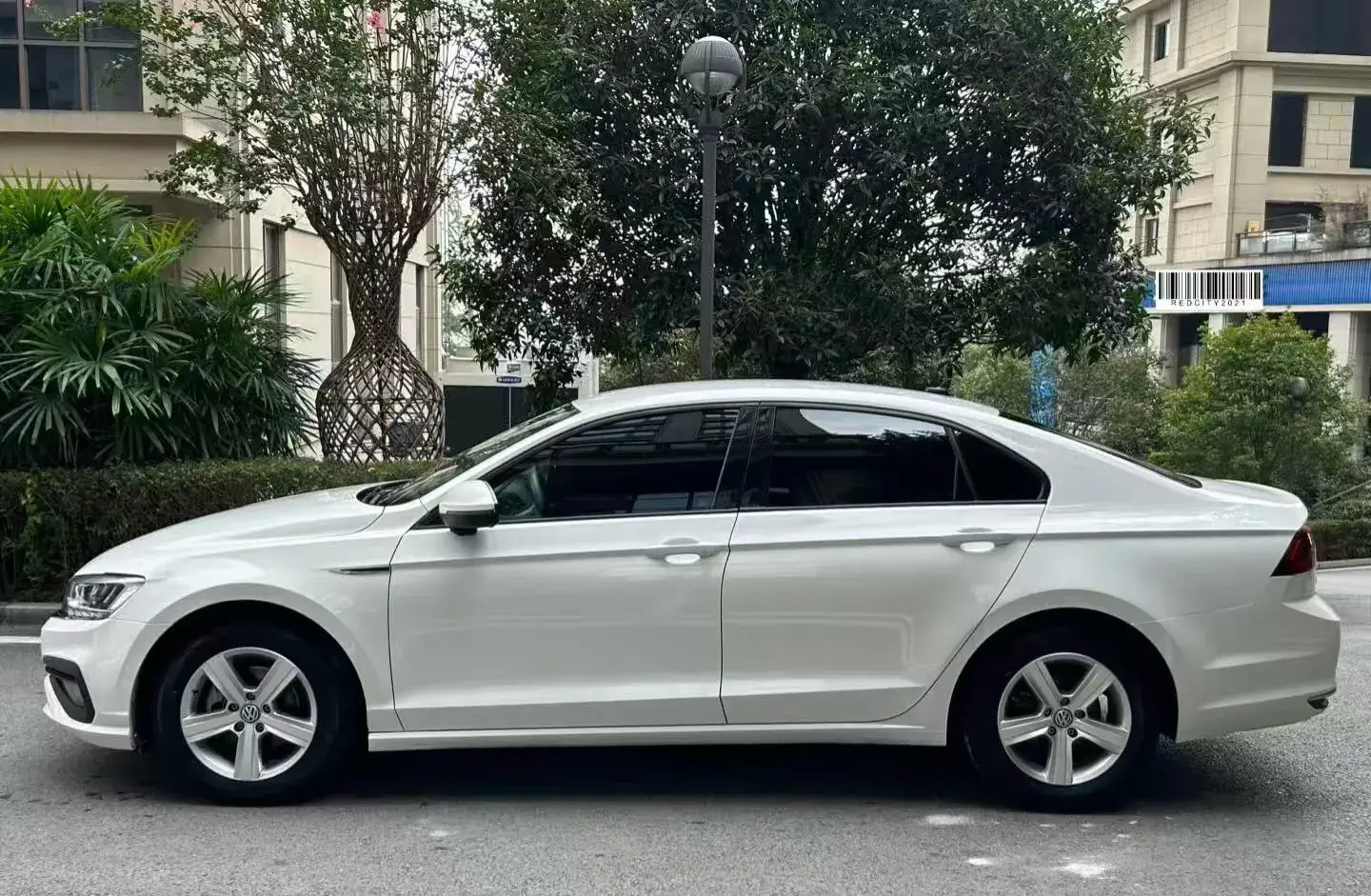 2021 VOLKSWAGEN LAMANDO thumbnail 3