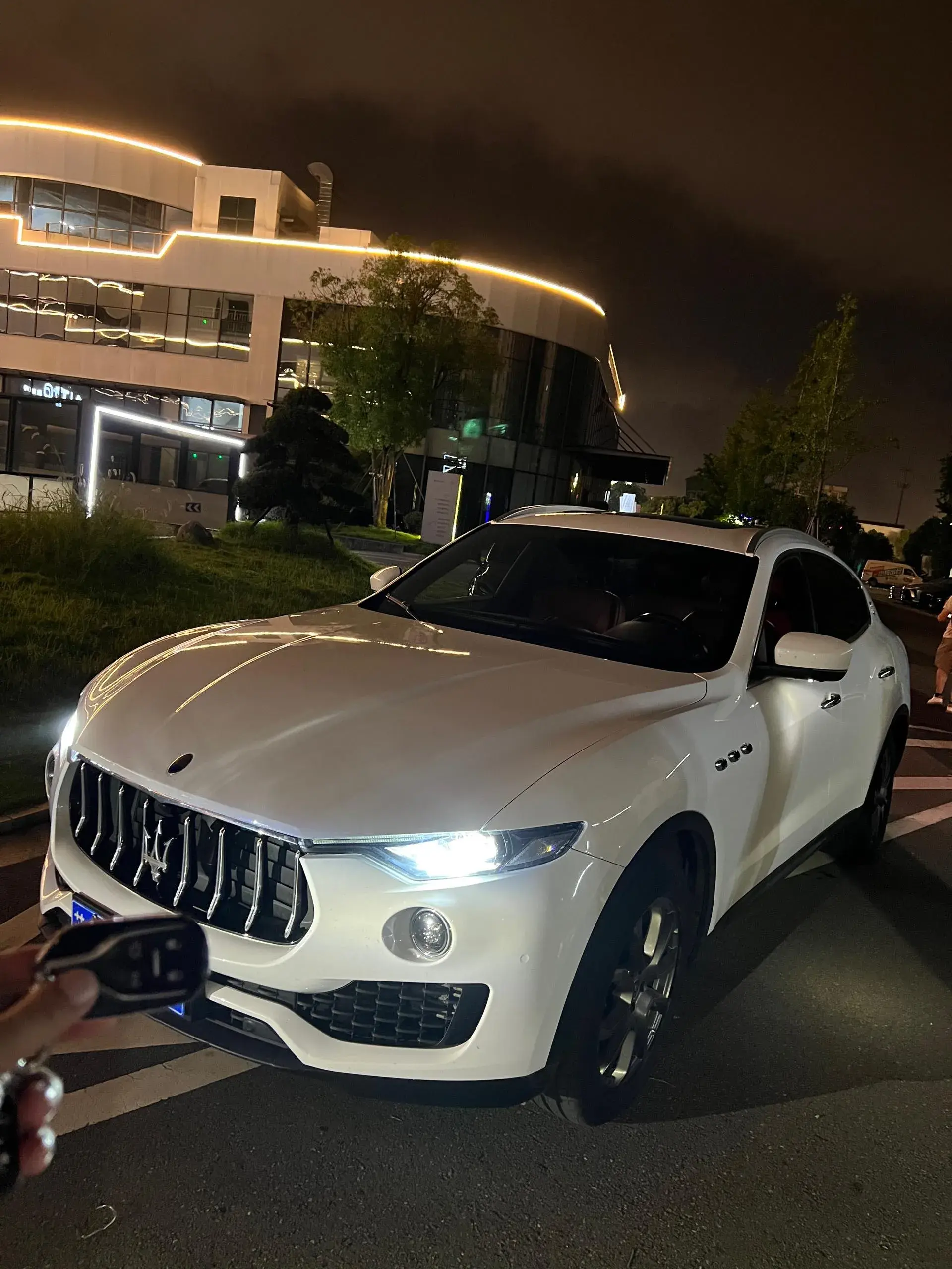 2021 MASERATI LEVANTE view 1