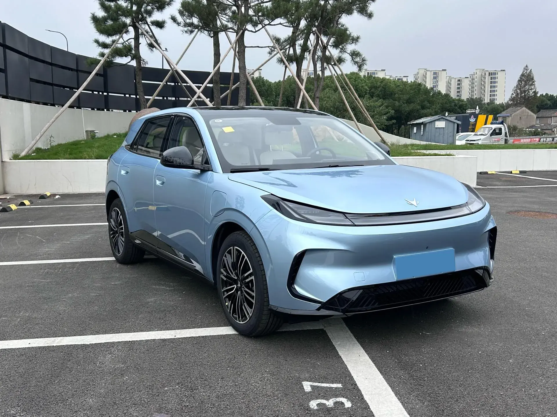 2025 ARCFOX T1 thumbnail 3