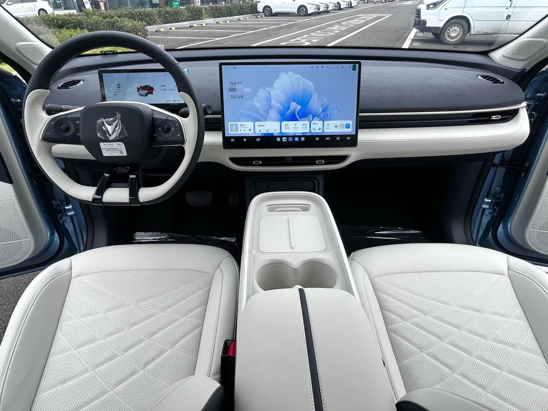 2025 ARCFOX T1 thumbnail 4