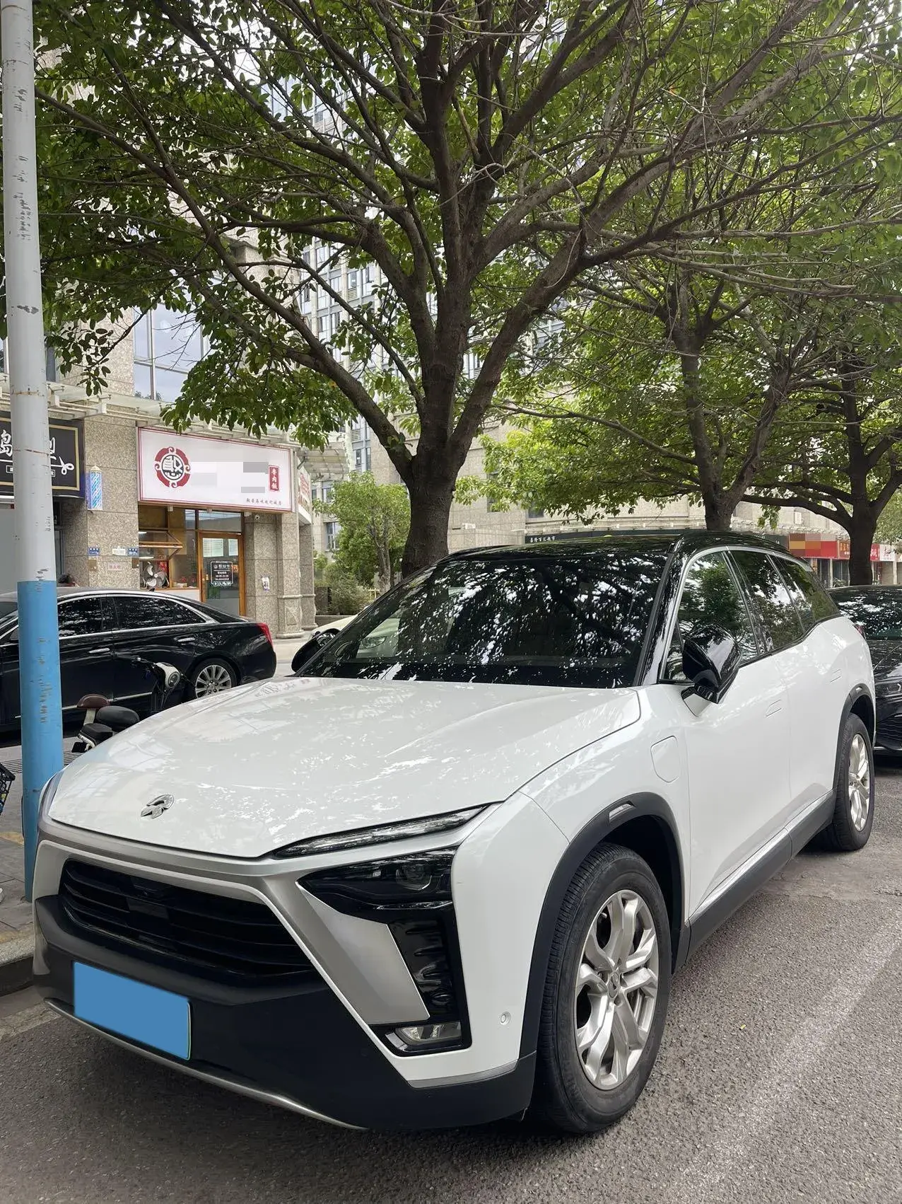 2020 NIO ES8 view 1