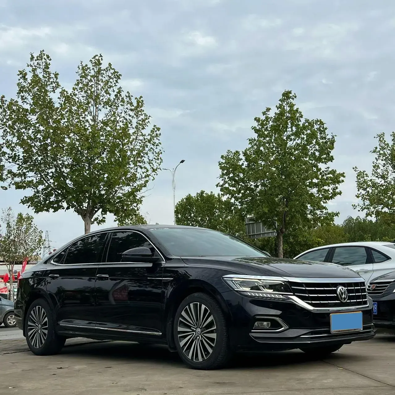 2019 VOLKSWAGEN PASSAT thumbnail 3