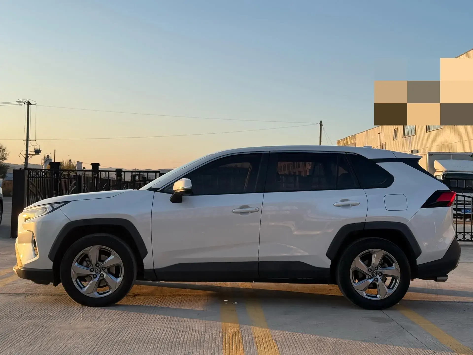 2021 TOYOTA RAV4 thumbnail 4