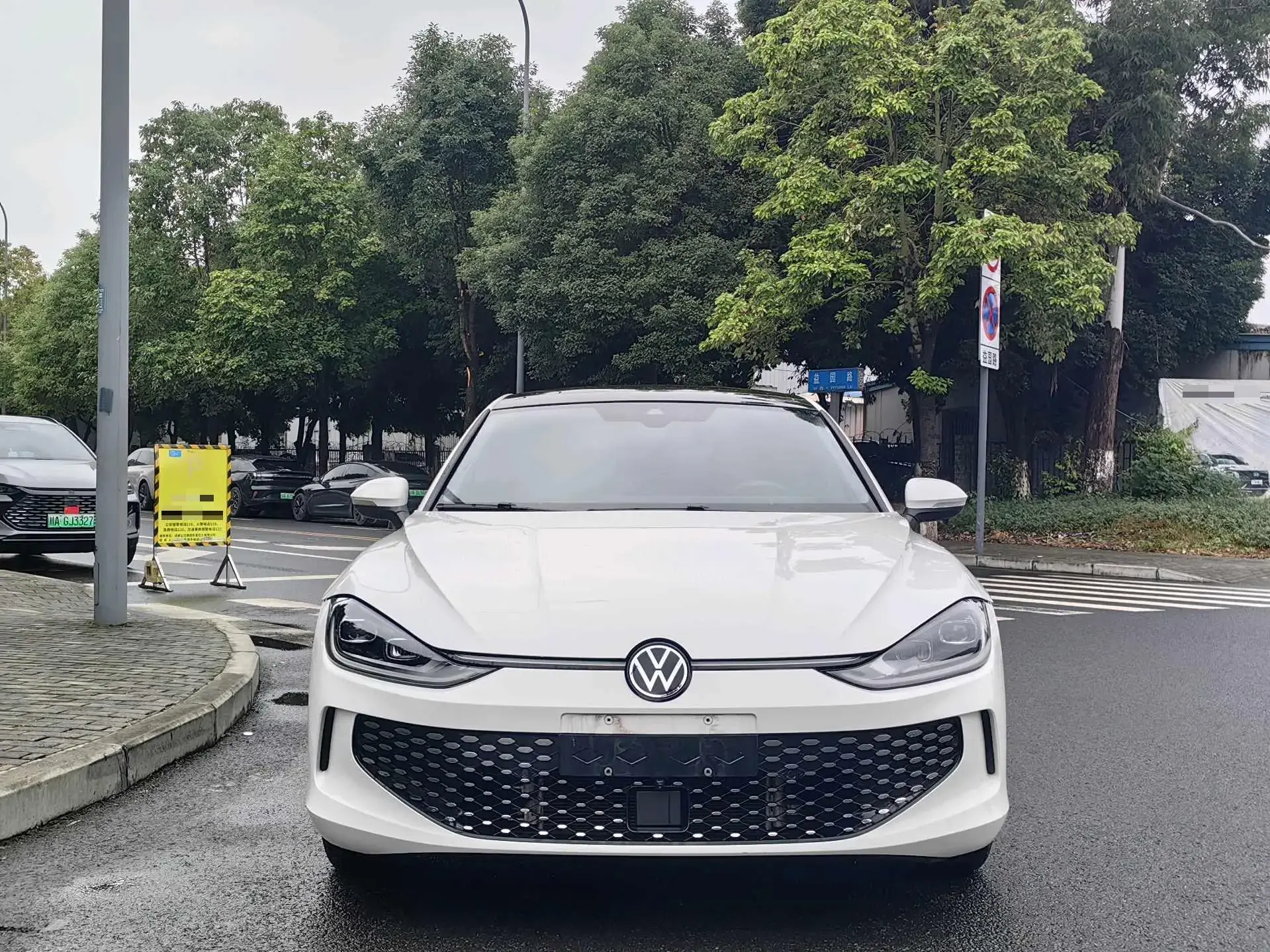 2023 VOLKSWAGEN LAMANDO thumbnail 2