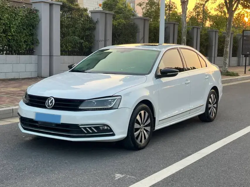 2018 VOLKSWAGEN SAGITAR view 1