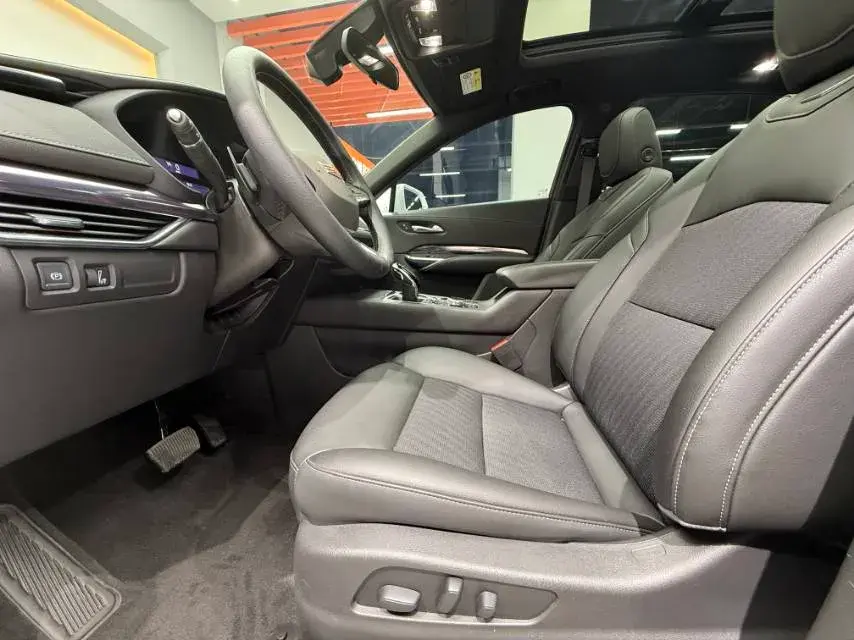 2021 CADILLAC XT4 thumbnail 4