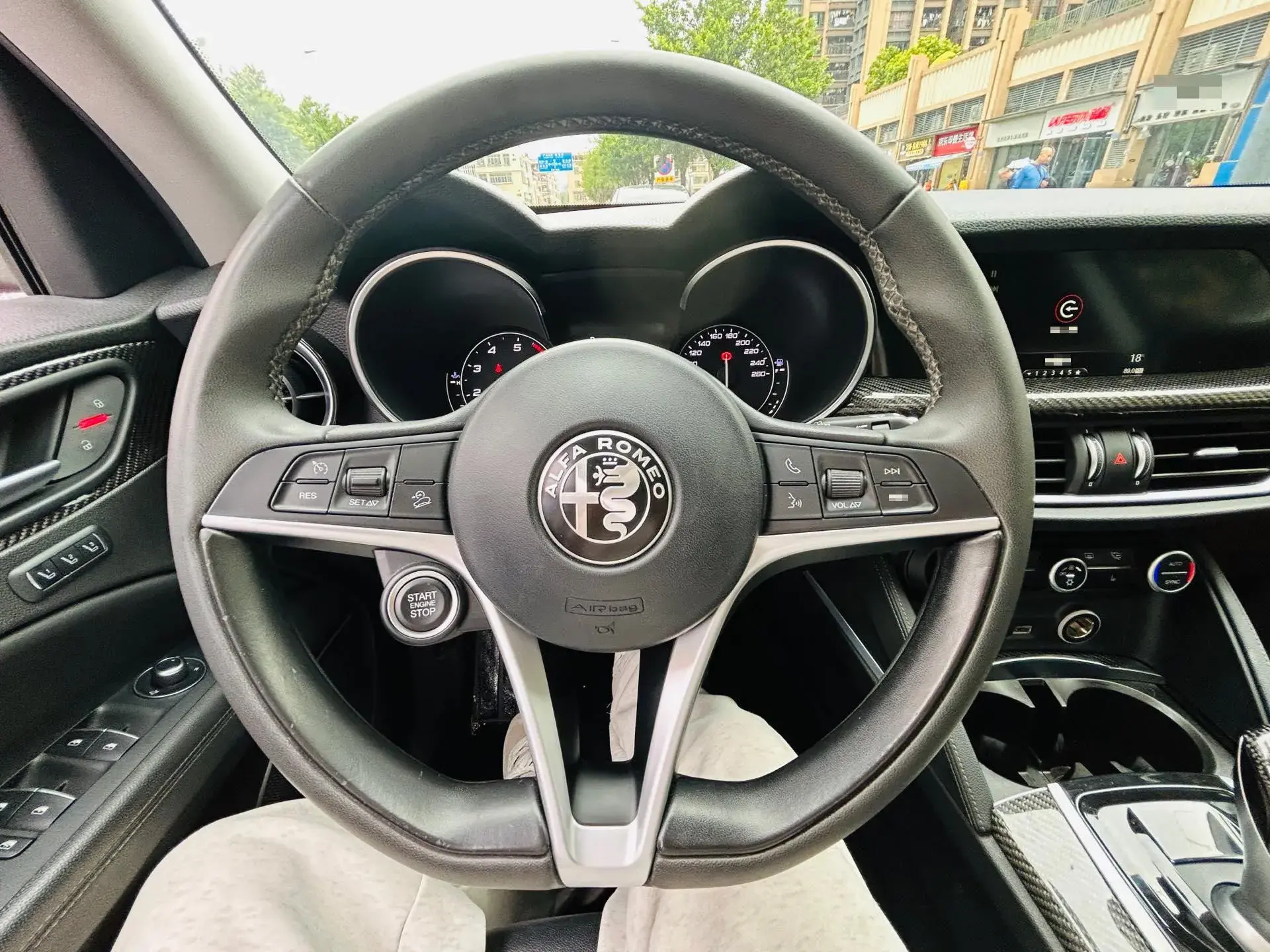 2017 ALFA ROMEO thumbnail 3