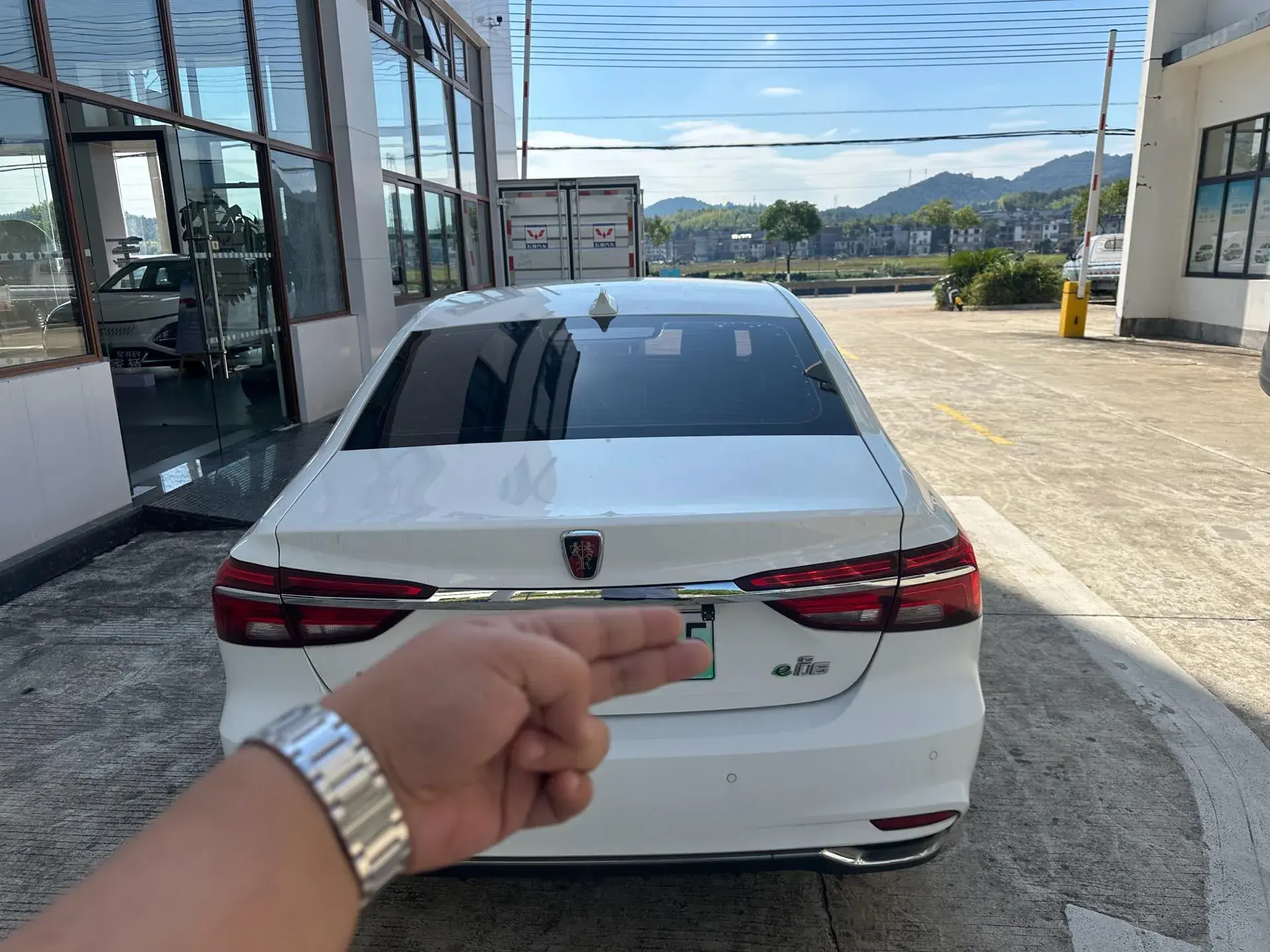 2017 ROEWE I6 thumbnail 4