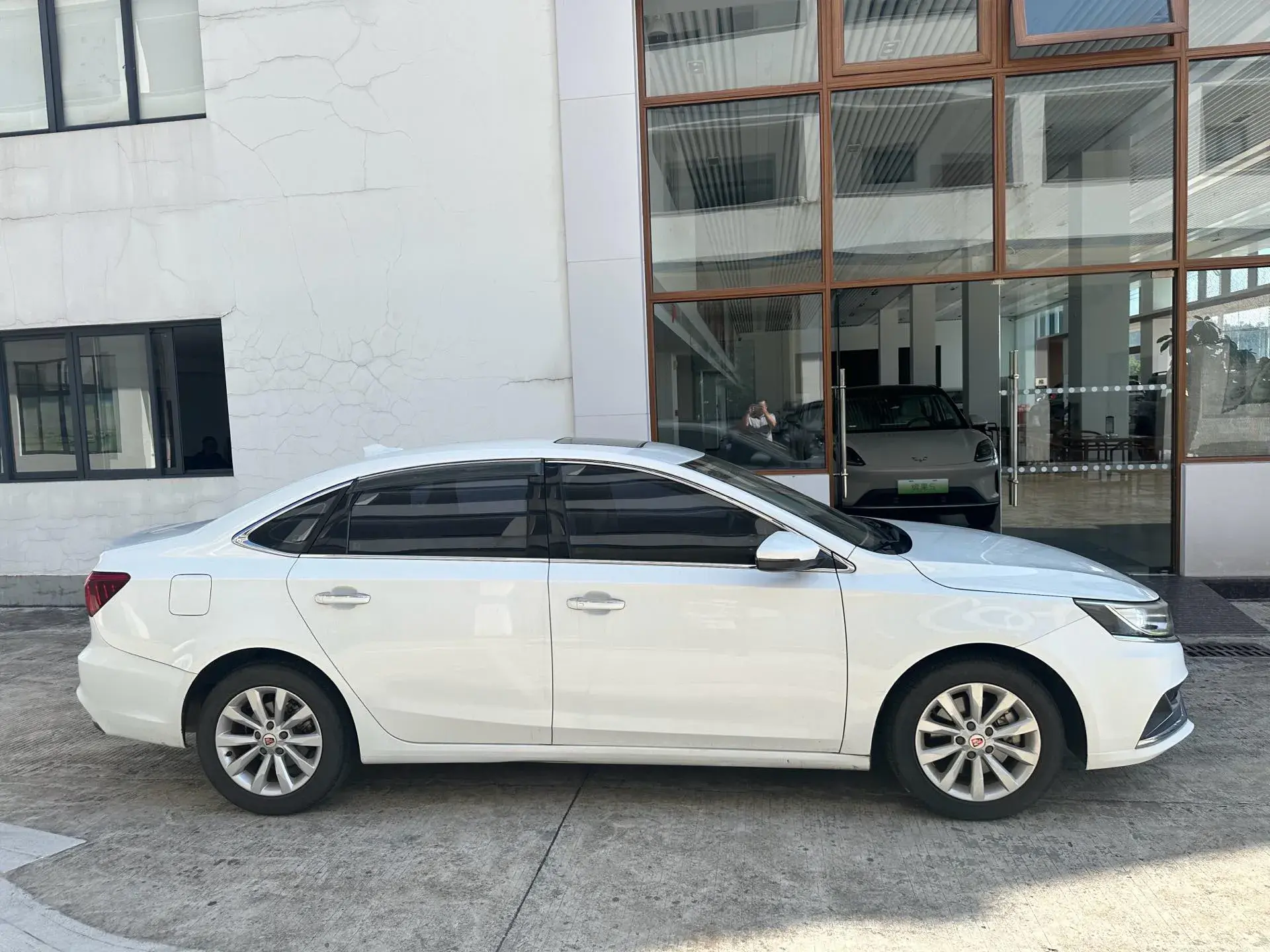 2017 ROEWE I6 thumbnail 3