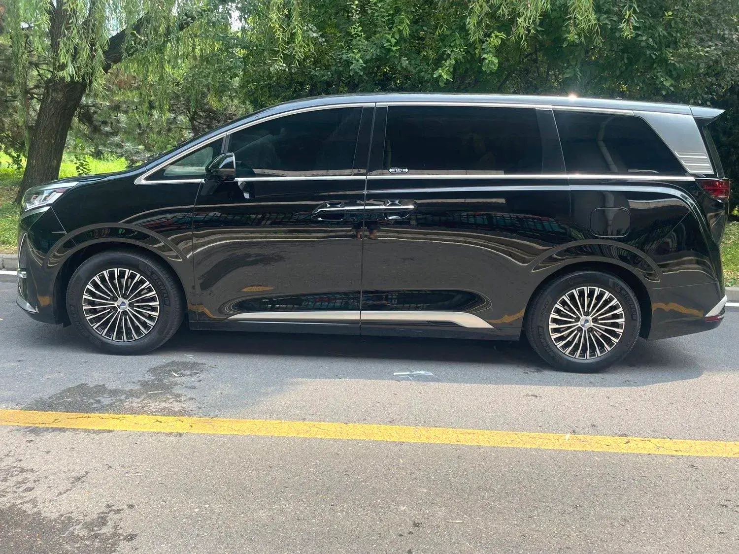 2022 DENZA D9 thumbnail 3