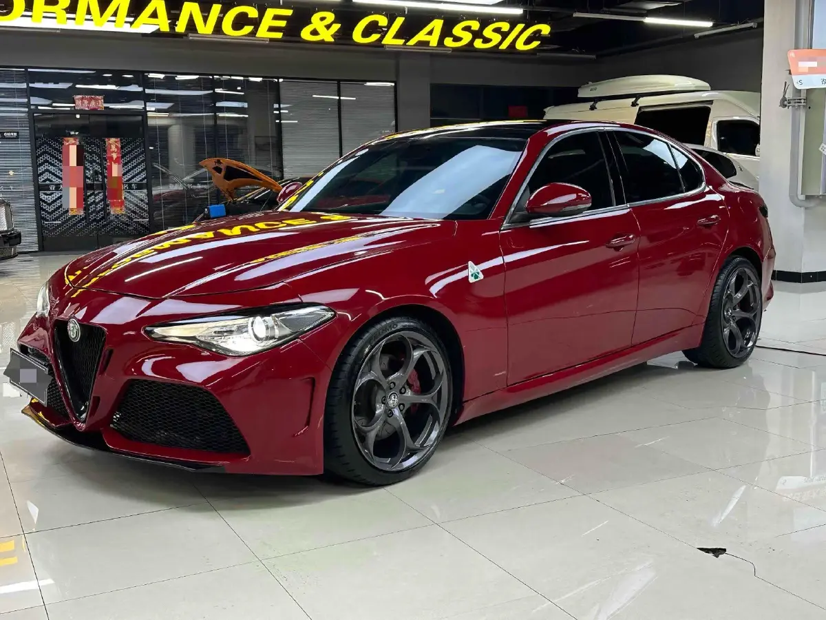 2017 Alfa Romeo Giulia 2.0T 280HP L4 8AT 2017 Alfa Romeo Giulia 2.0T 280HP L4 8AT