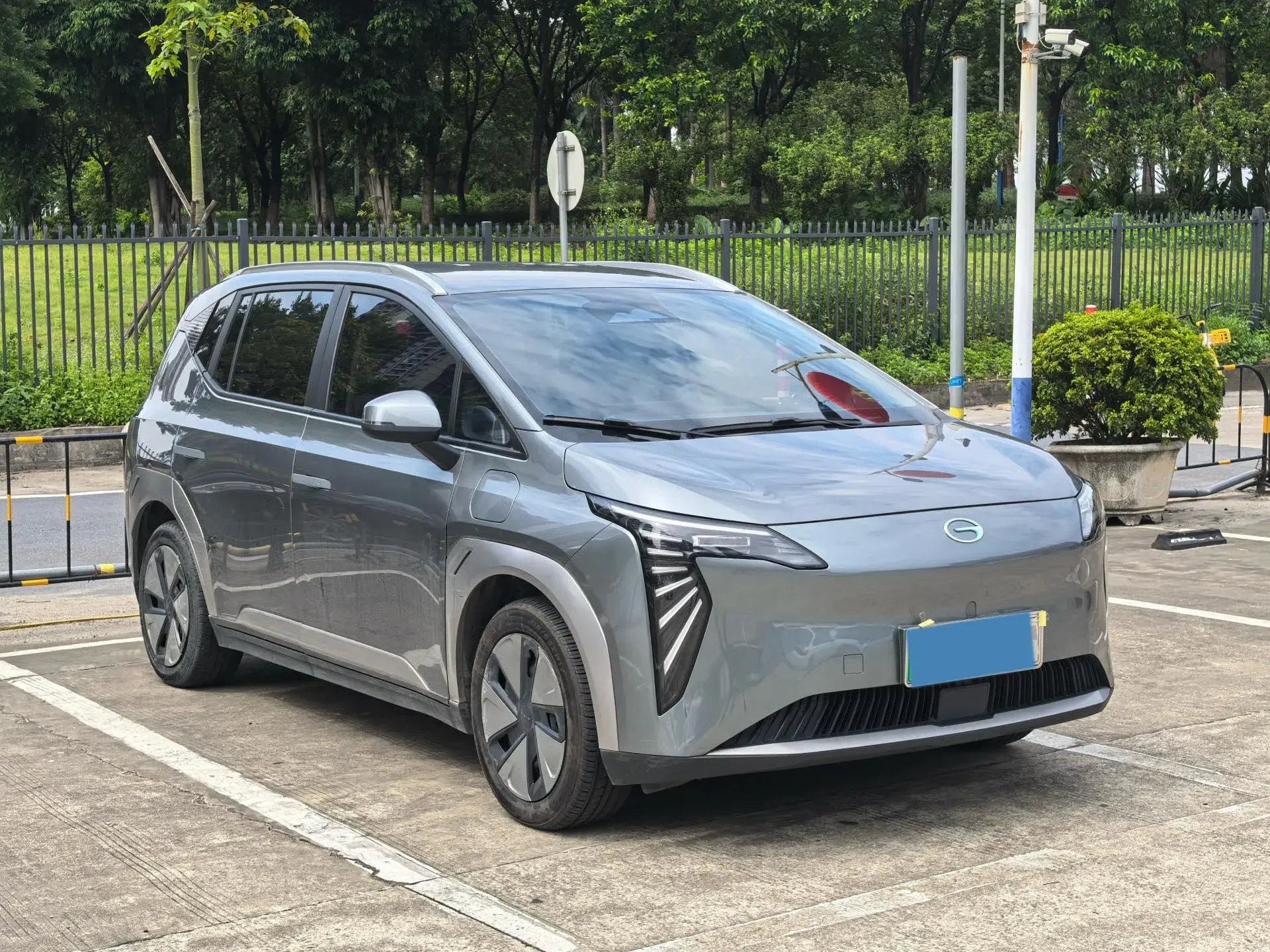 2024 AION Y thumbnail 3