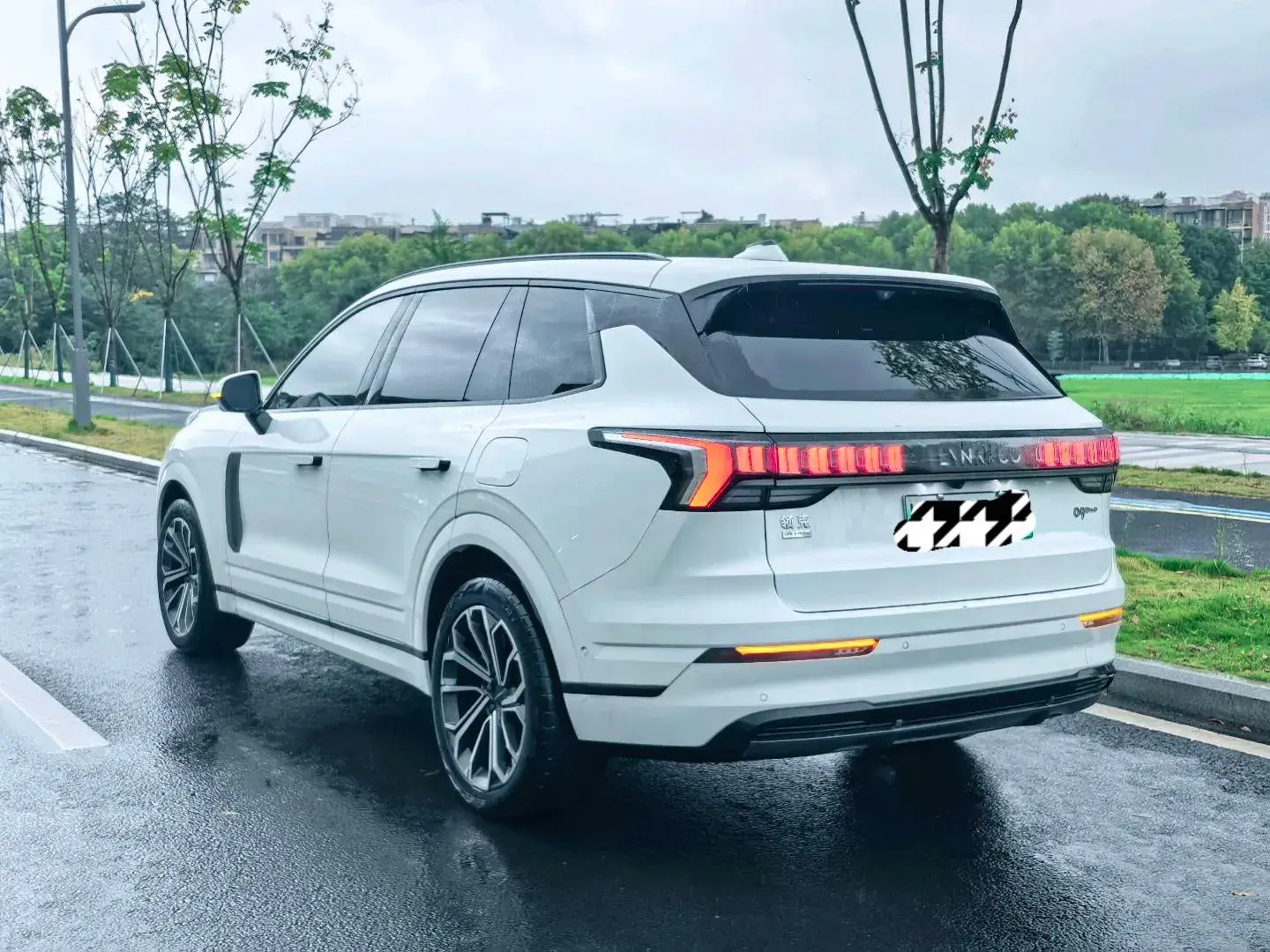 2023 LYNK&CO 09 thumbnail 4