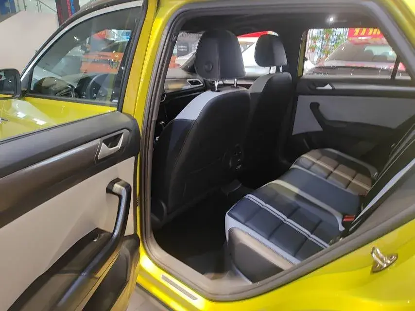 2023 VOLKSWAGEN T-ROC thumbnail 4