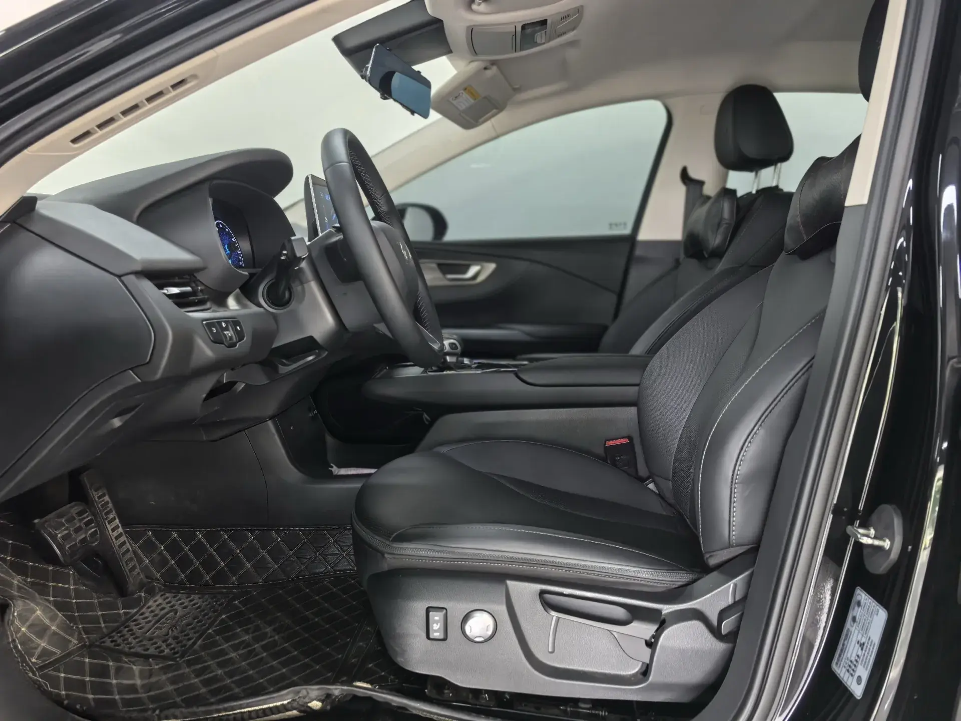 2022 HONGQI E-QM5 thumbnail 4