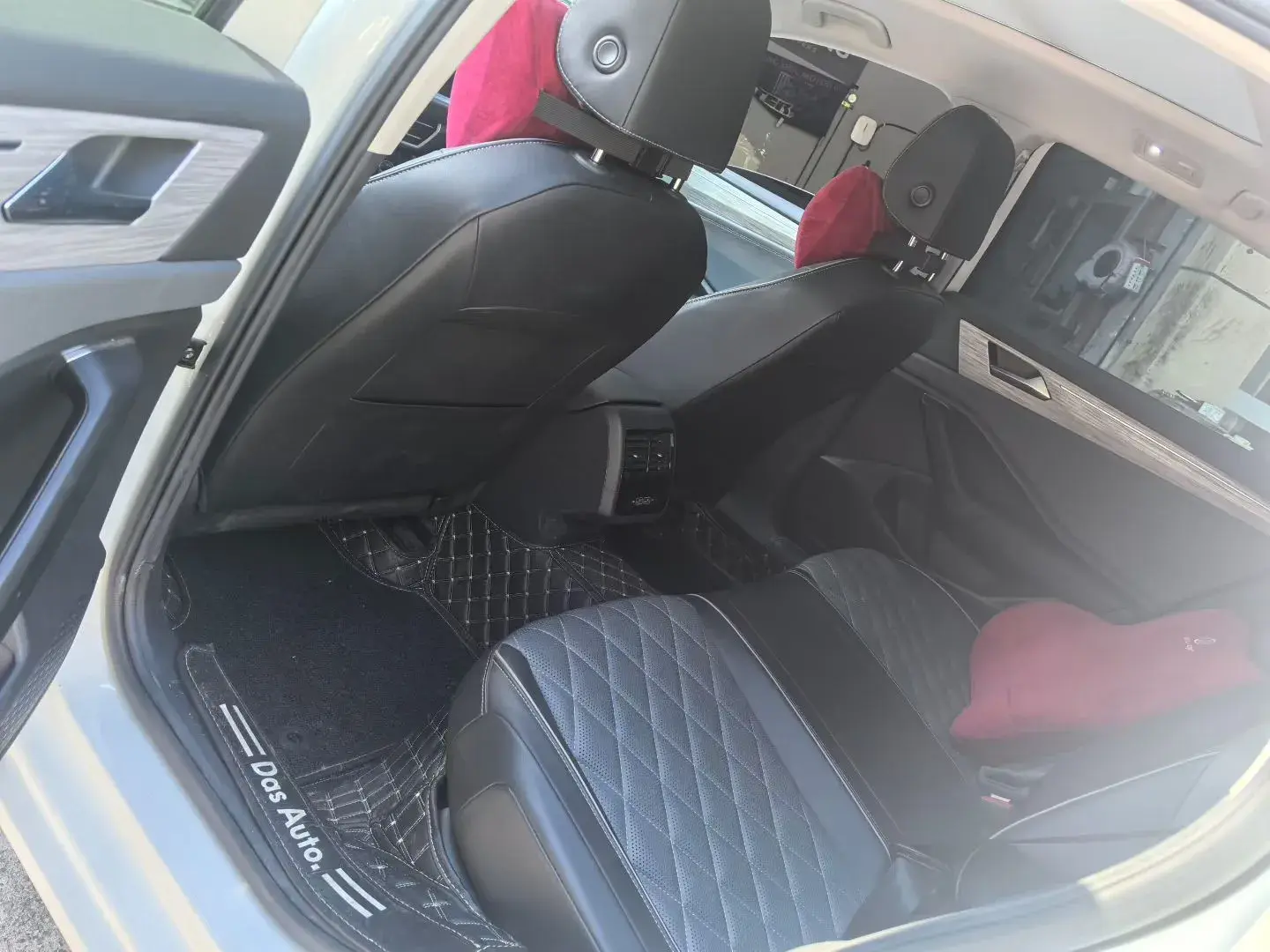 2023 VOLKSWAGEN SAGITAR thumbnail 3