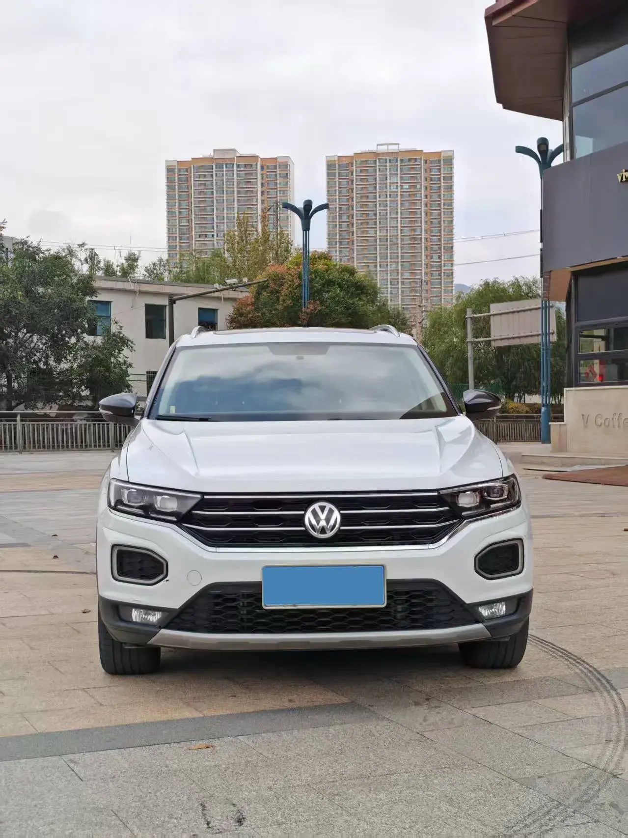 2019 VOLKSWAGEN T-ROC thumbnail 2