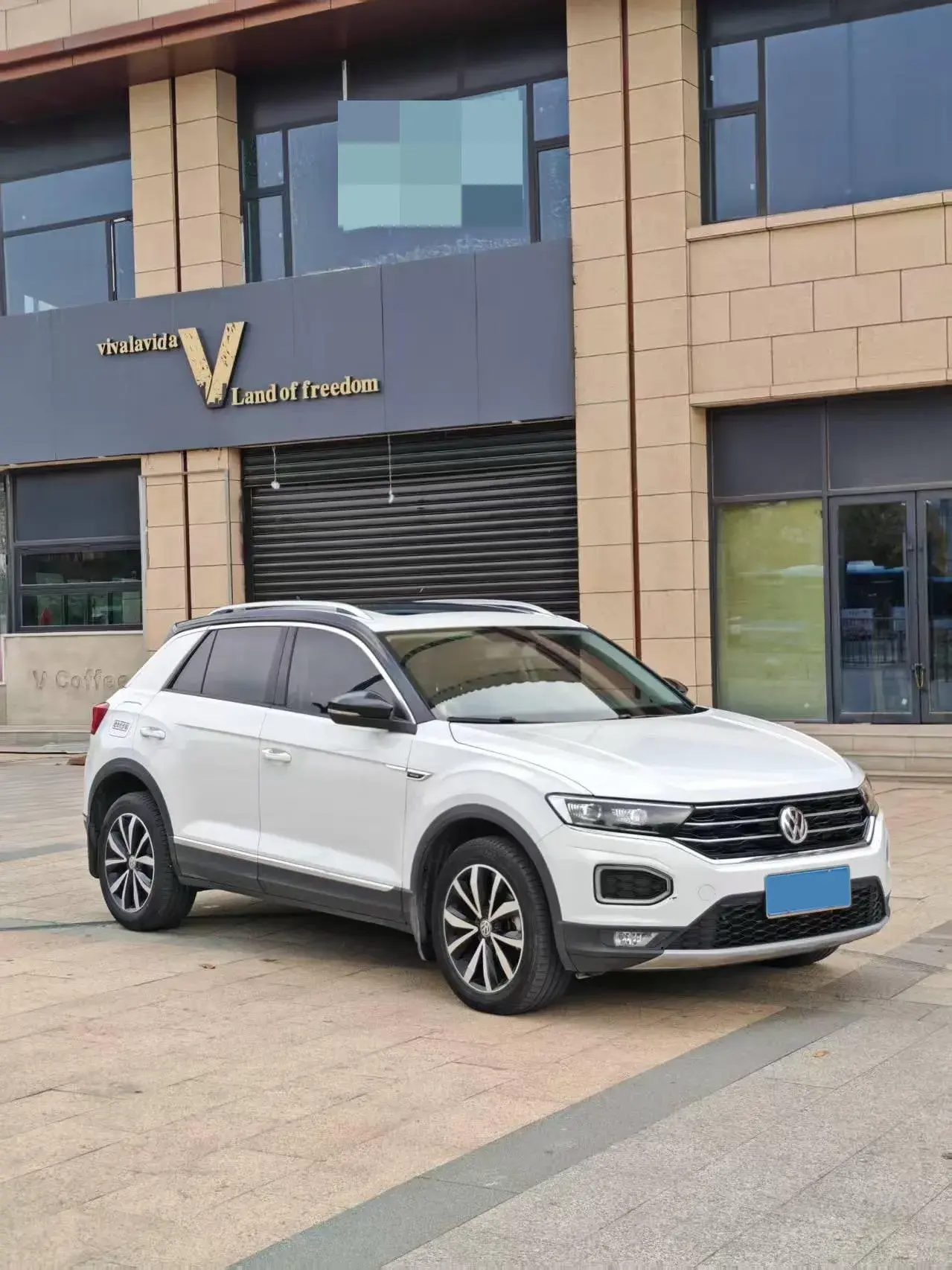 2019 VOLKSWAGEN T-ROC thumbnail 3