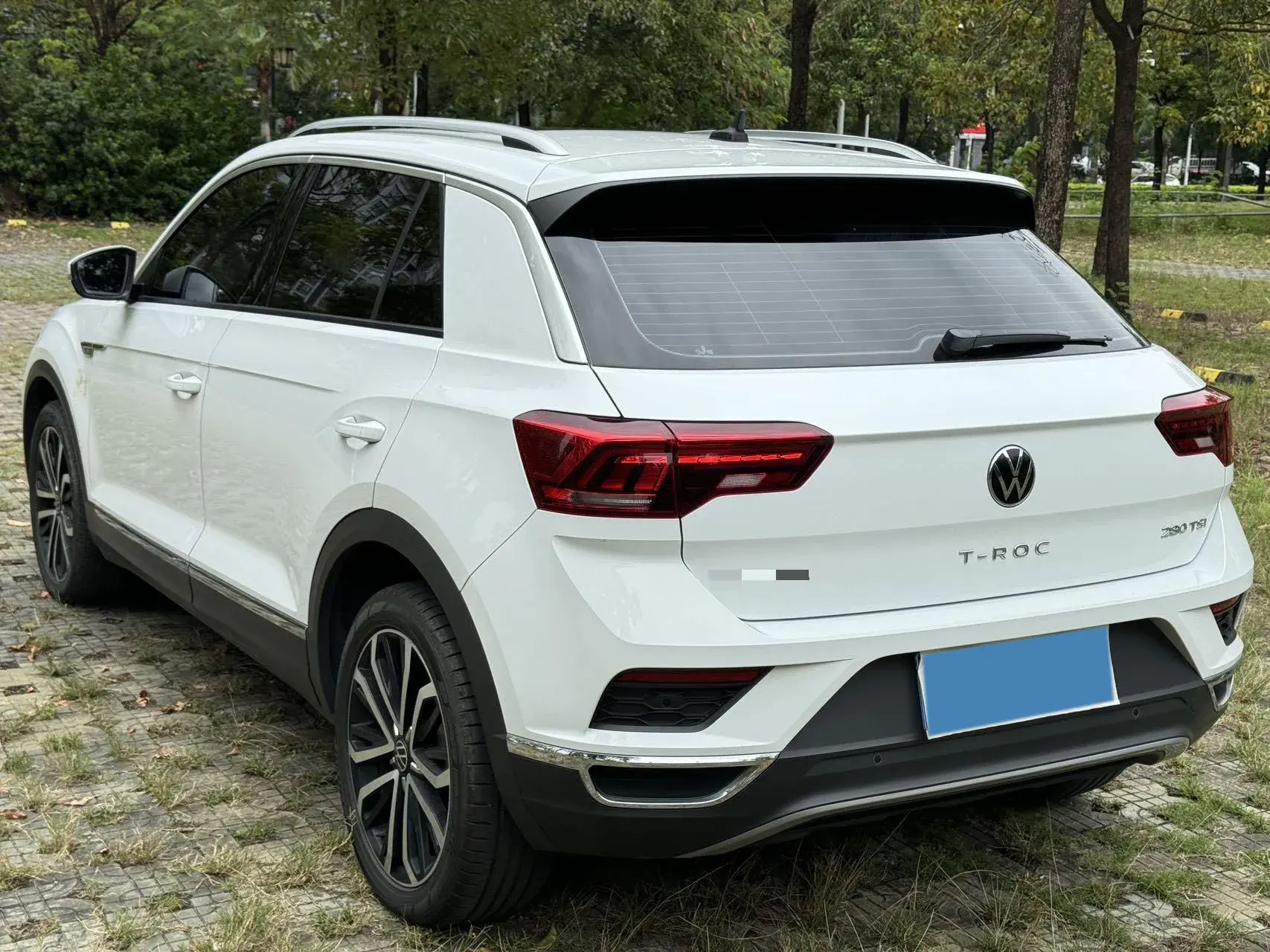 2021 VOLKSWAGEN T-ROC thumbnail 3