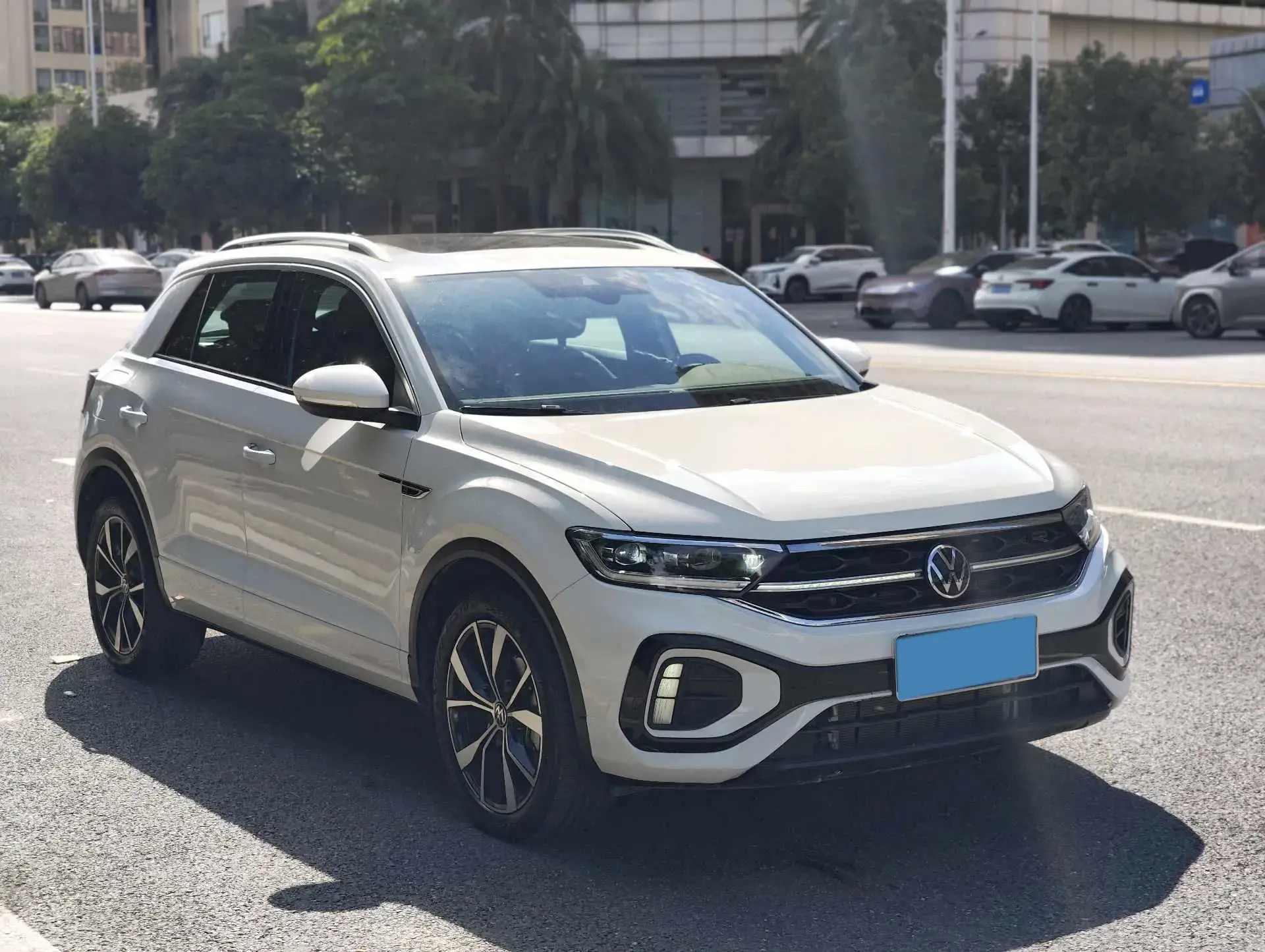 2023 VOLKSWAGEN T-ROC thumbnail 3