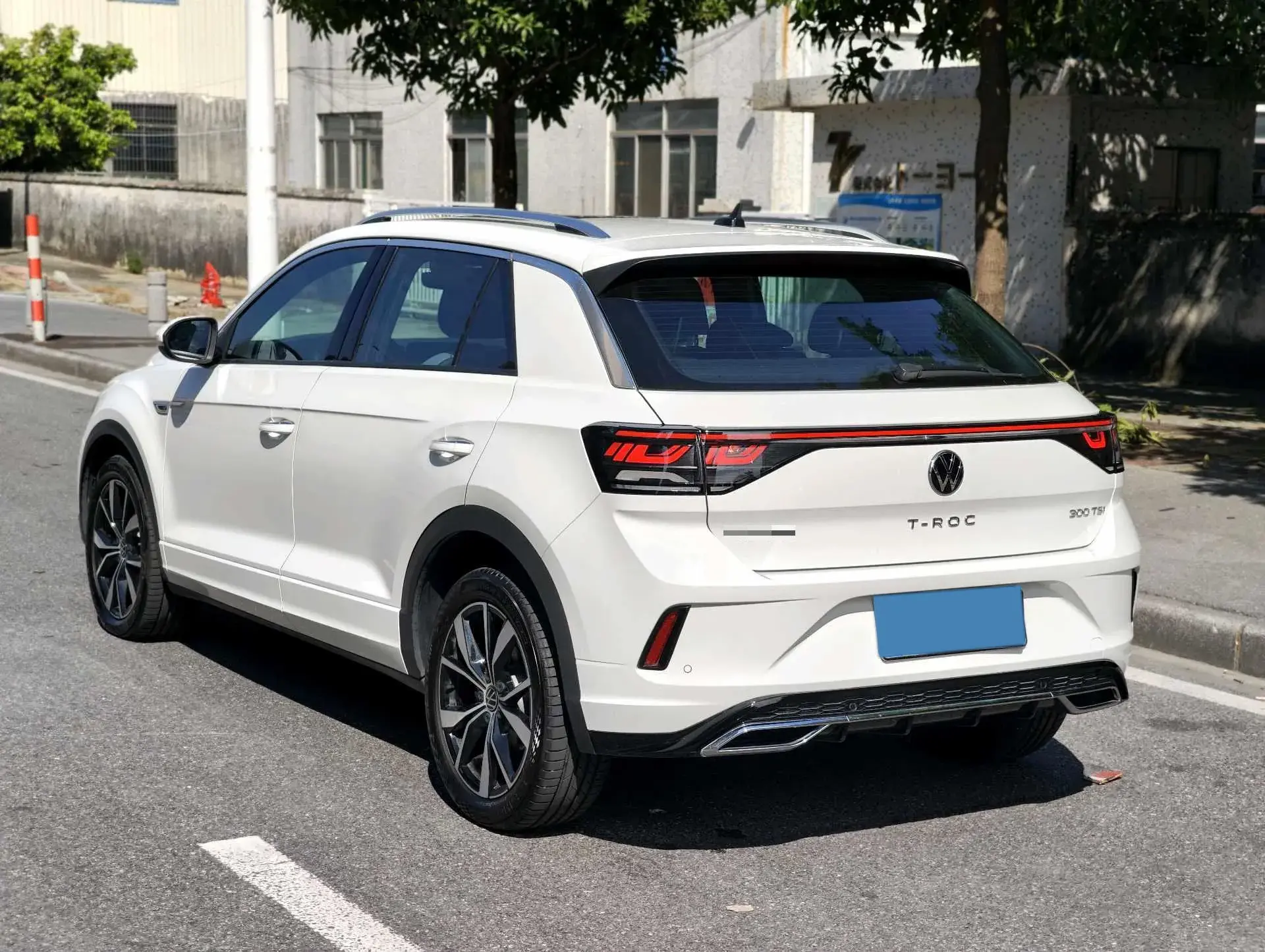 2023 VOLKSWAGEN T-ROC thumbnail 4