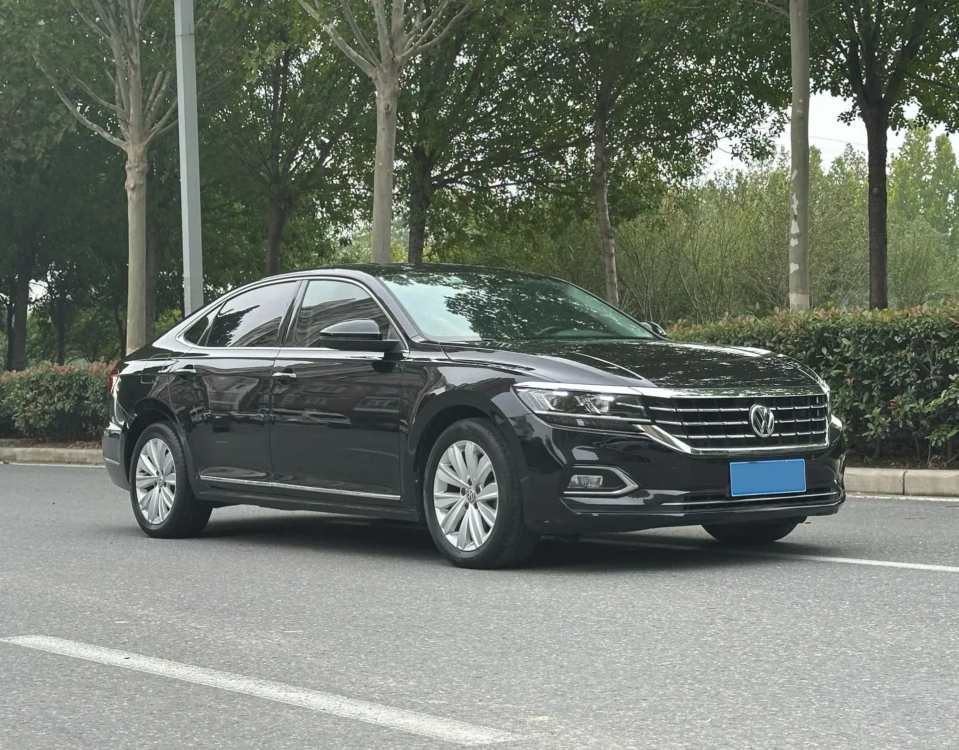 2019 VOLKSWAGEN PASSAT thumbnail 3