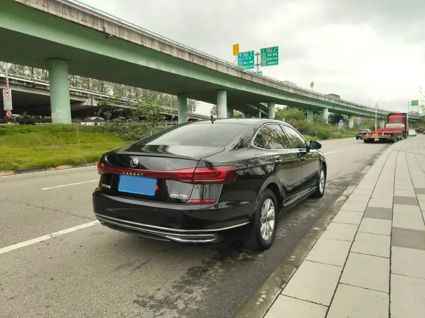 2023 VOLKSWAGEN PASSAT thumbnail 4