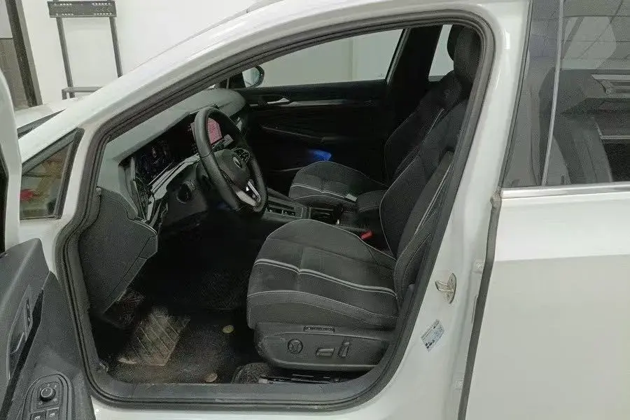 2023 VOLKSWAGEN GOLF thumbnail 3