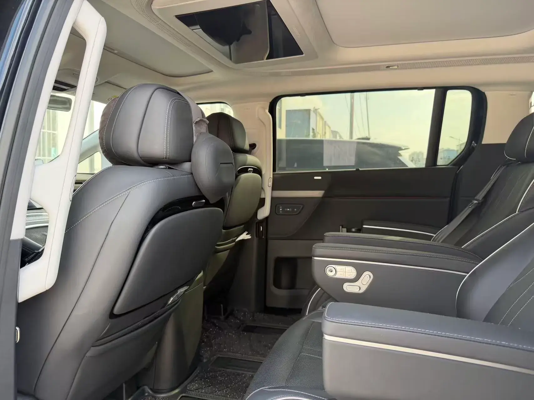 2024 XPENG X9 thumbnail 2