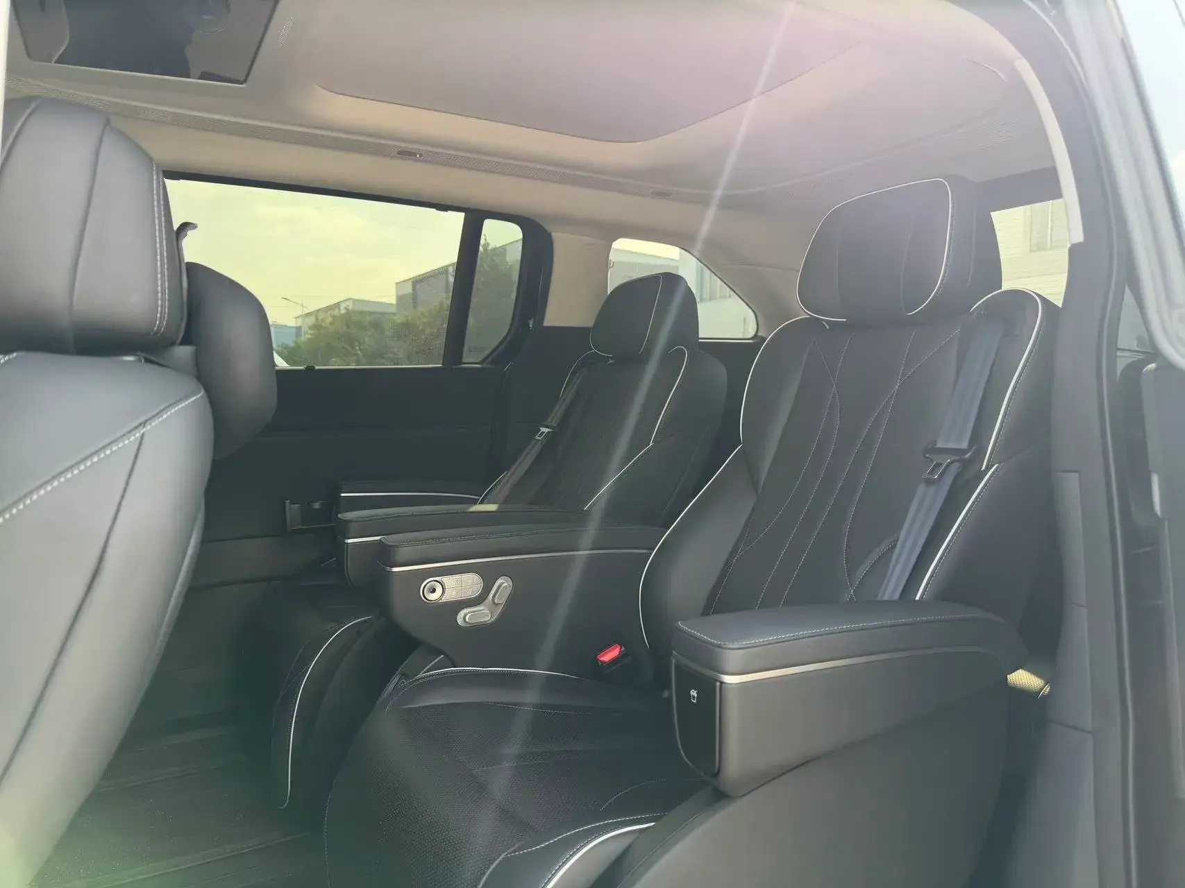 2024 XPENG X9 thumbnail 3