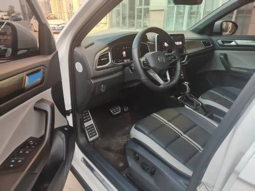 2024 VOLKSWAGEN T-ROC thumbnail 4