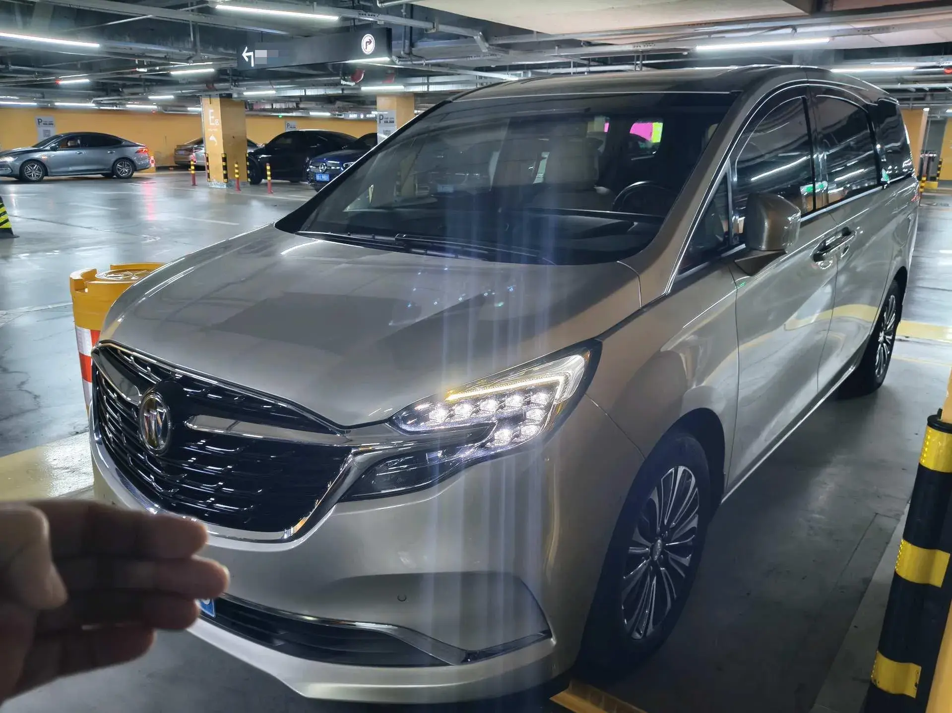 2021 BUICK GL8 view 1