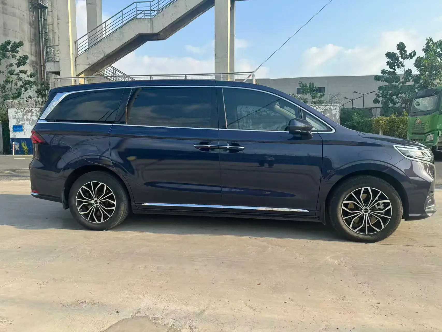 2022 ROEWE IMAX8 thumbnail 4