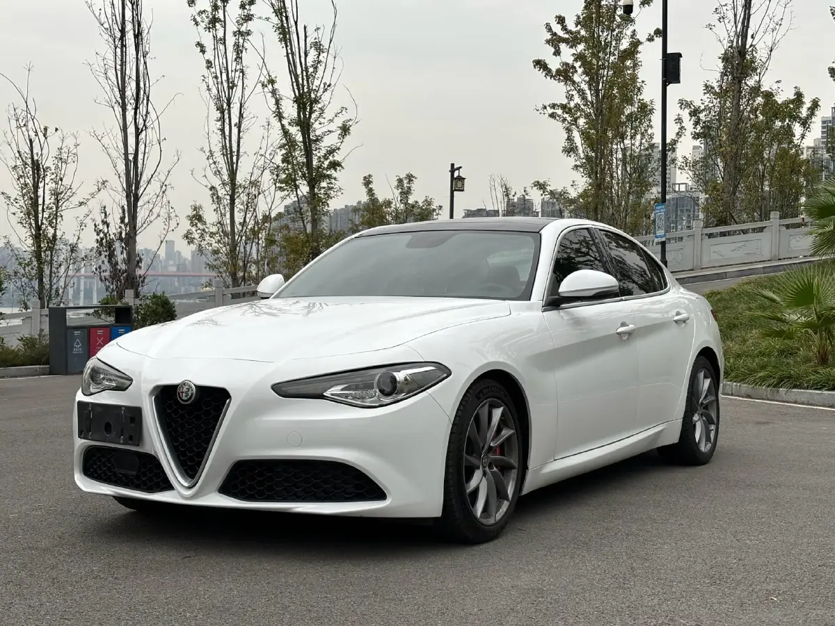 2017 Alfa Romeo Giulia 2.0T 280HP L4 8AT