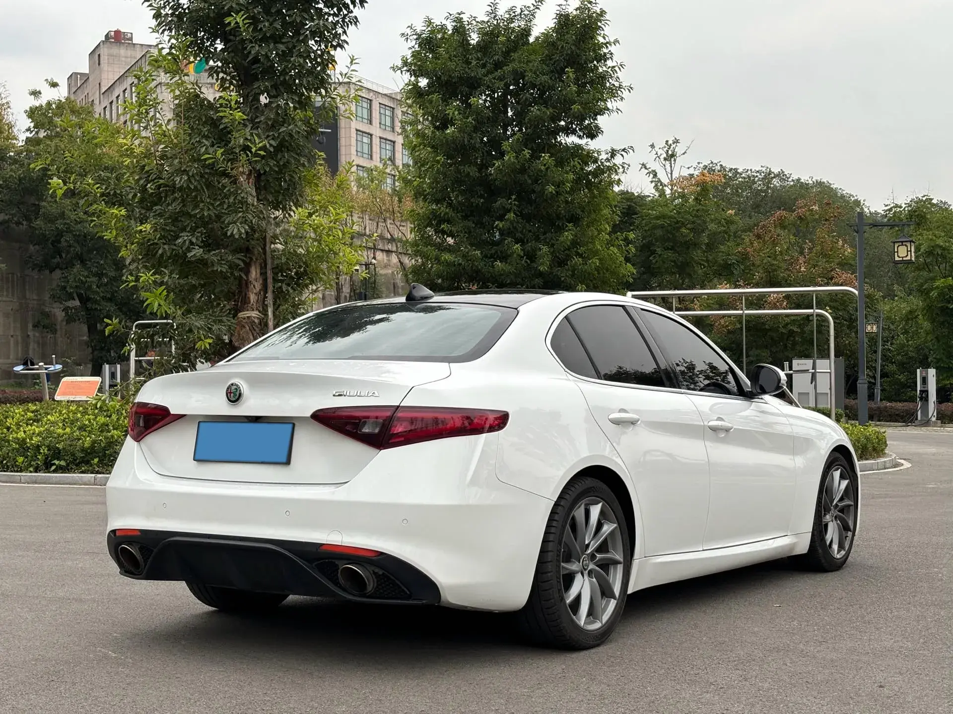 2017 ALFA ROMEO thumbnail 4