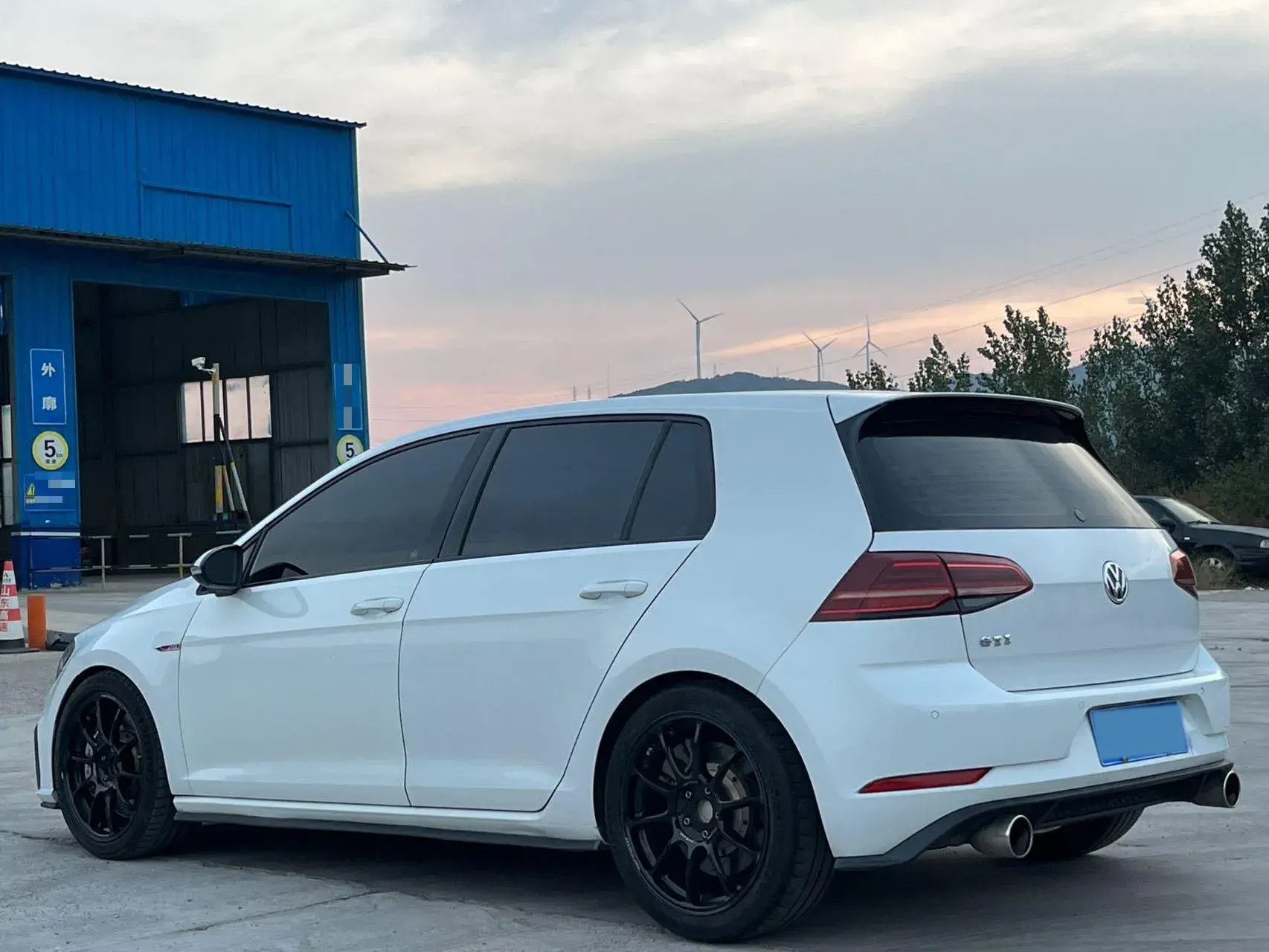 2018 VOLKSWAGEN GOLF thumbnail 3