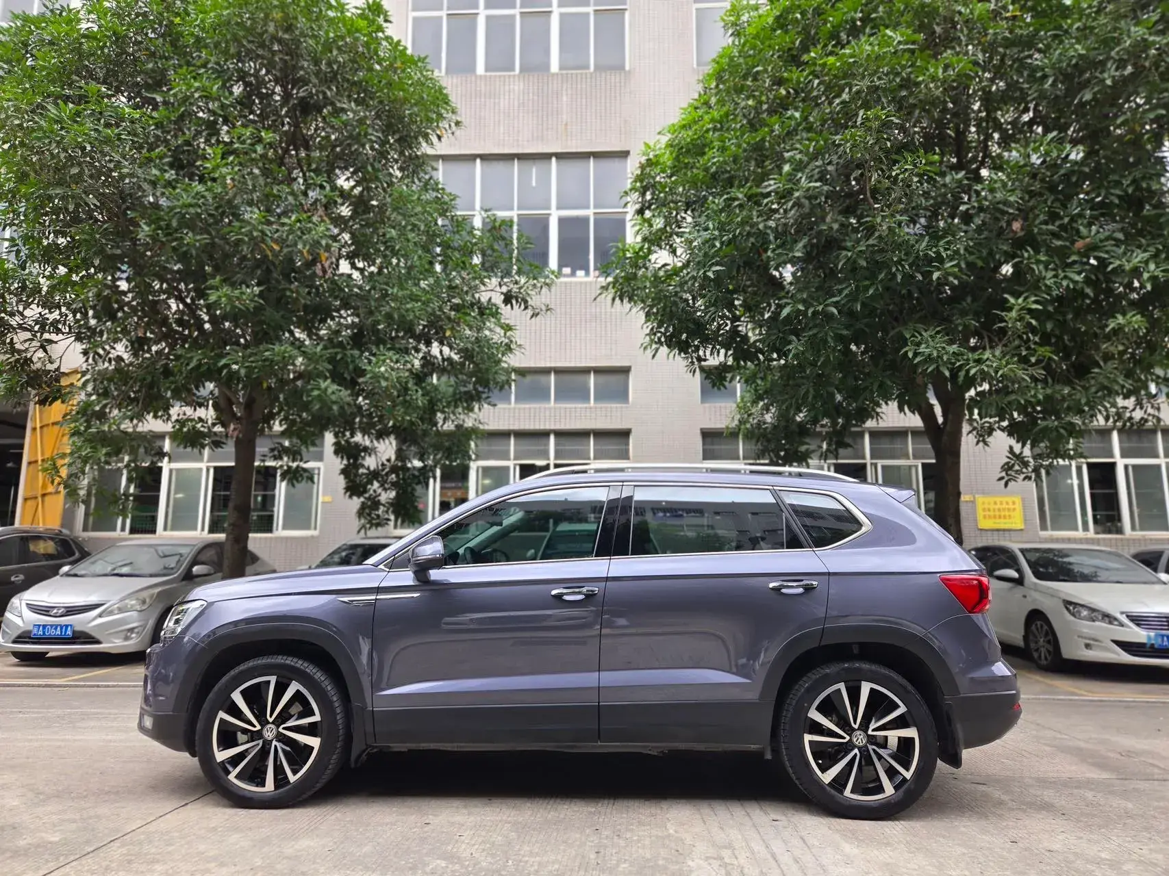 2019 VOLKSWAGEN THARU thumbnail 3