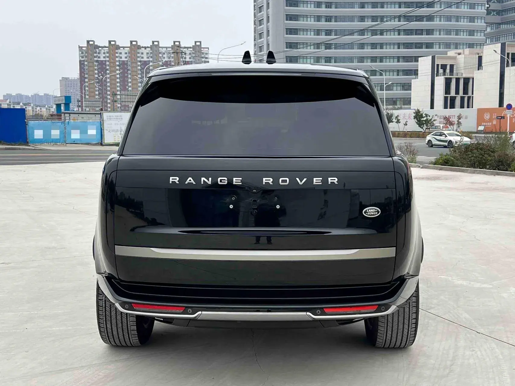 2024 LAND ROVER thumbnail 4