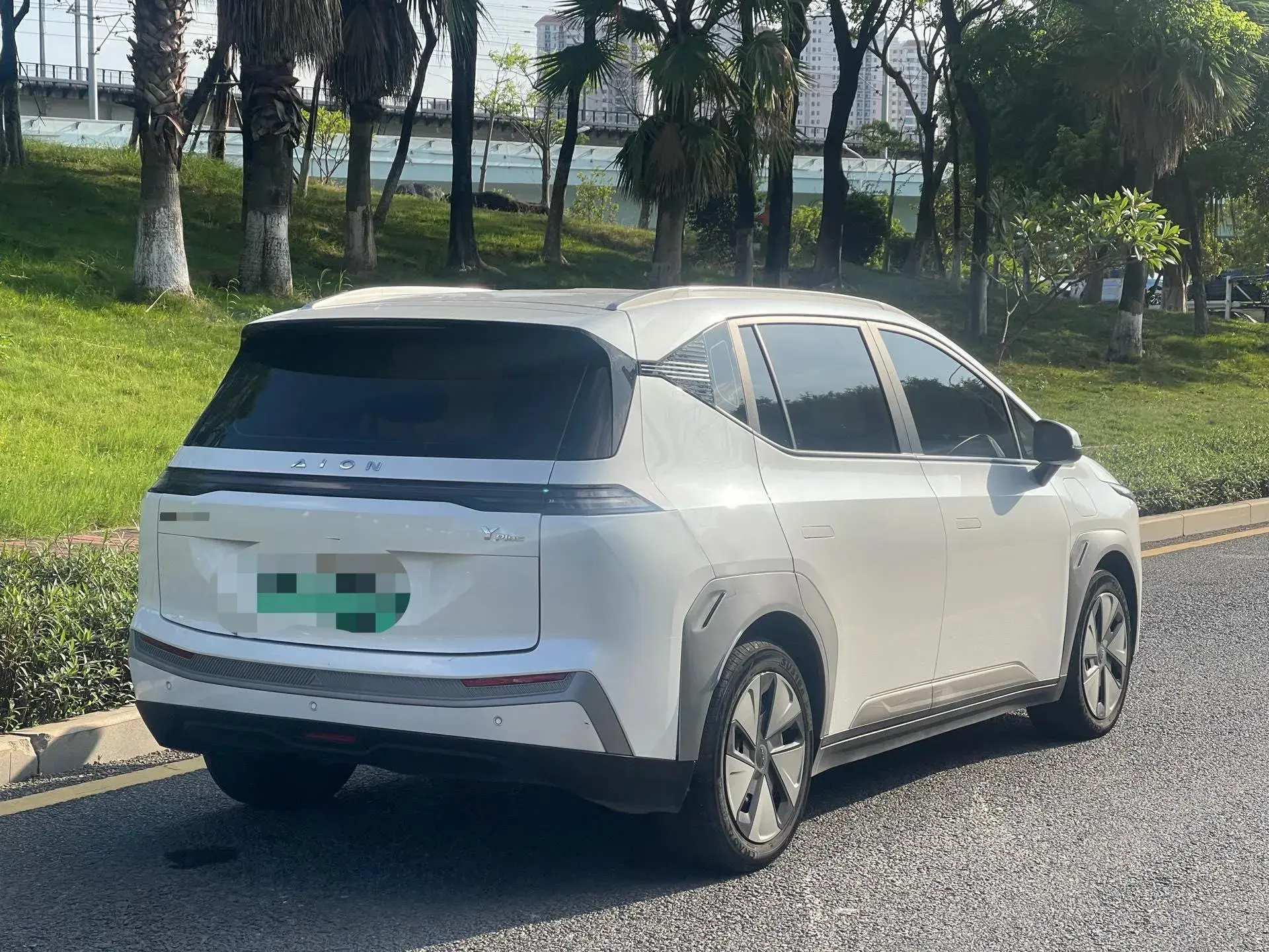 2023 AION Y thumbnail 4