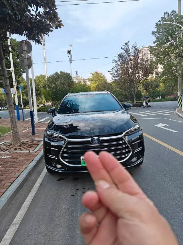 2023 BYD TANG thumbnail 3