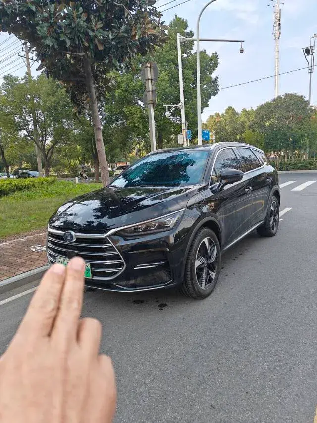 2023 BYD TANG view 1