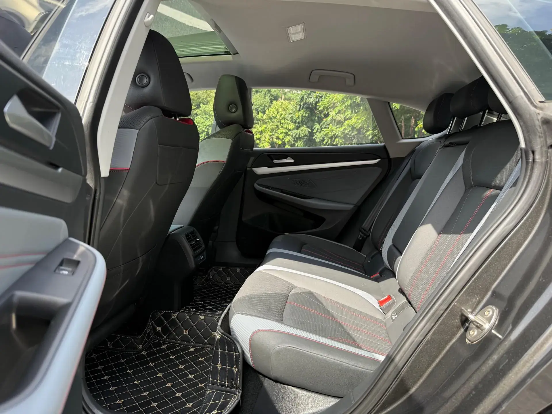 2024 VOLKSWAGEN LAMANDO thumbnail 4