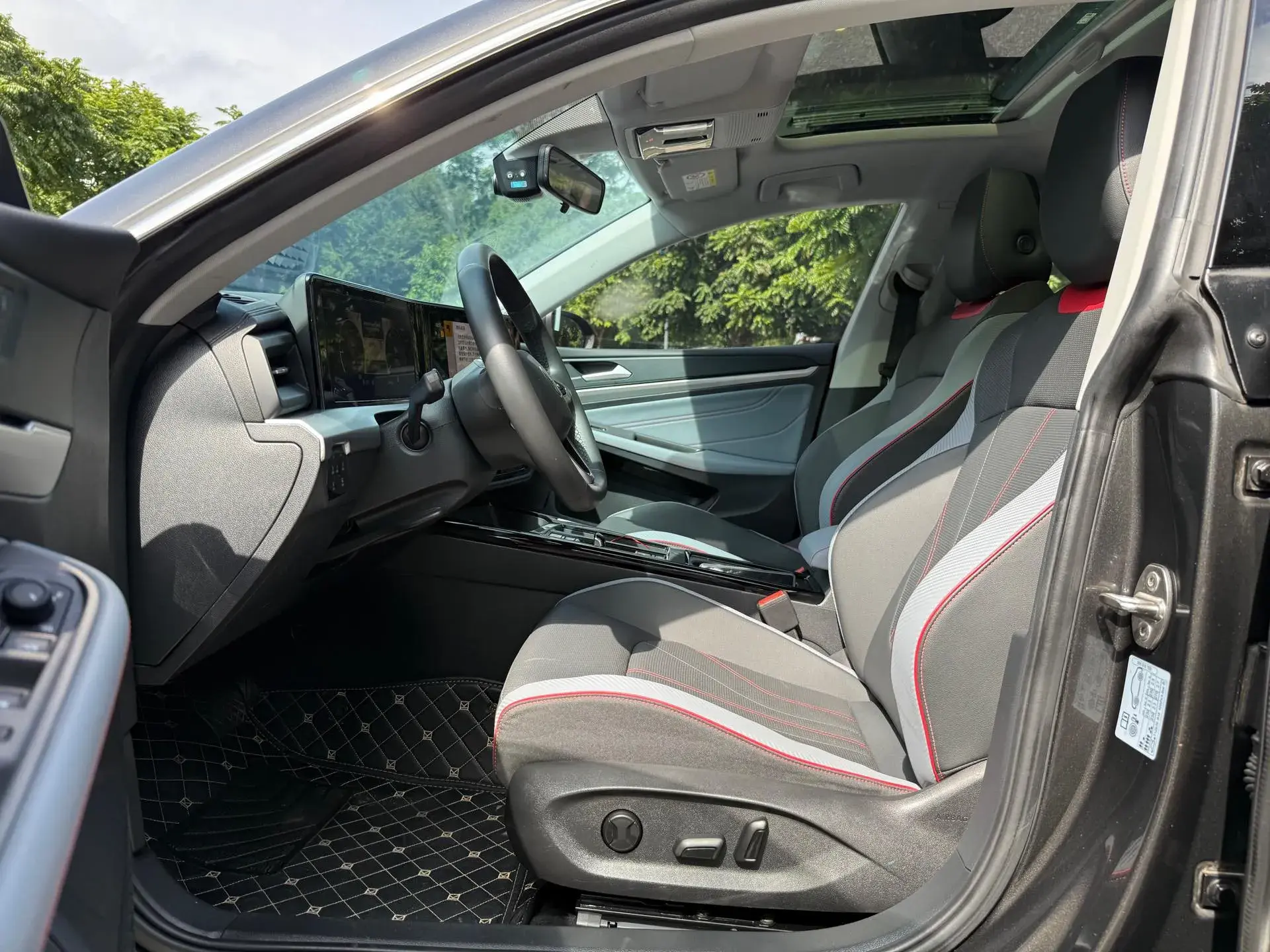 2024 VOLKSWAGEN LAMANDO thumbnail 2