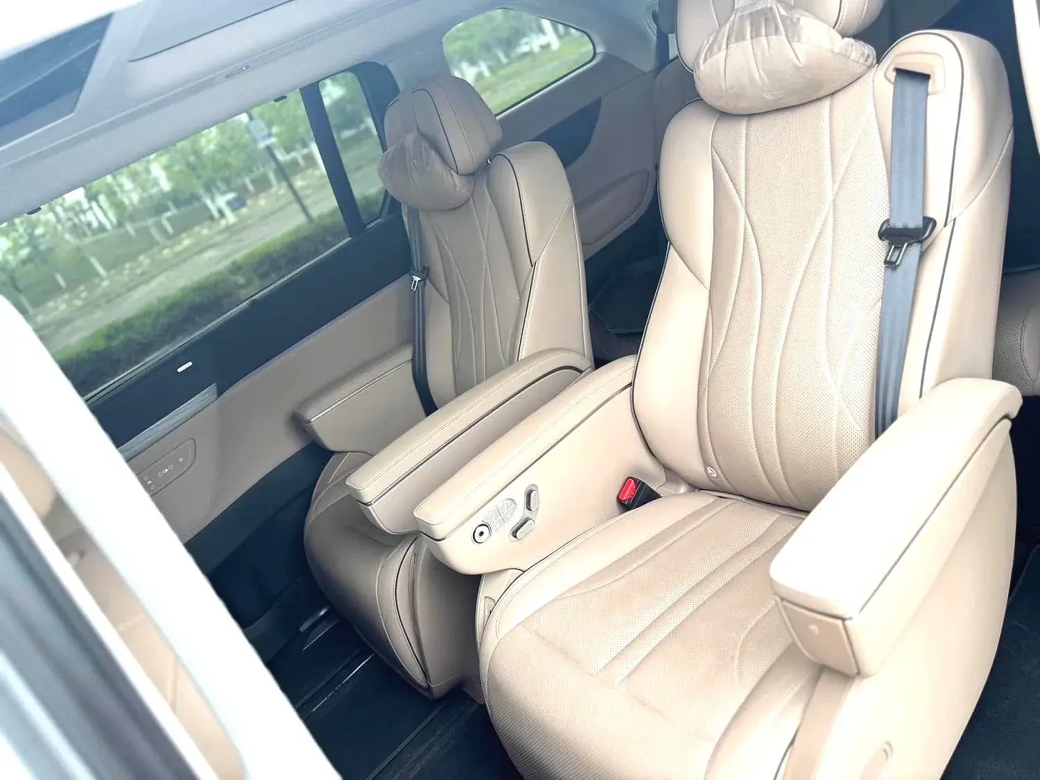 2024 XPENG X9 thumbnail 2