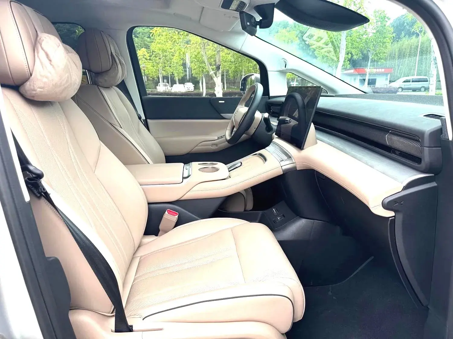 2024 XPENG X9 thumbnail 4