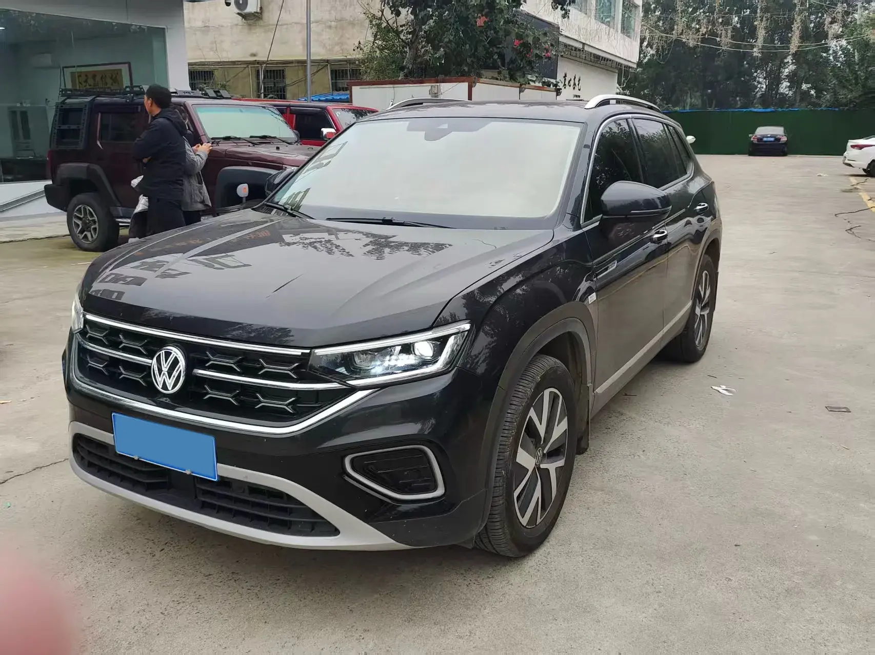 2024 VOLKSWAGEN TAYRON view 1