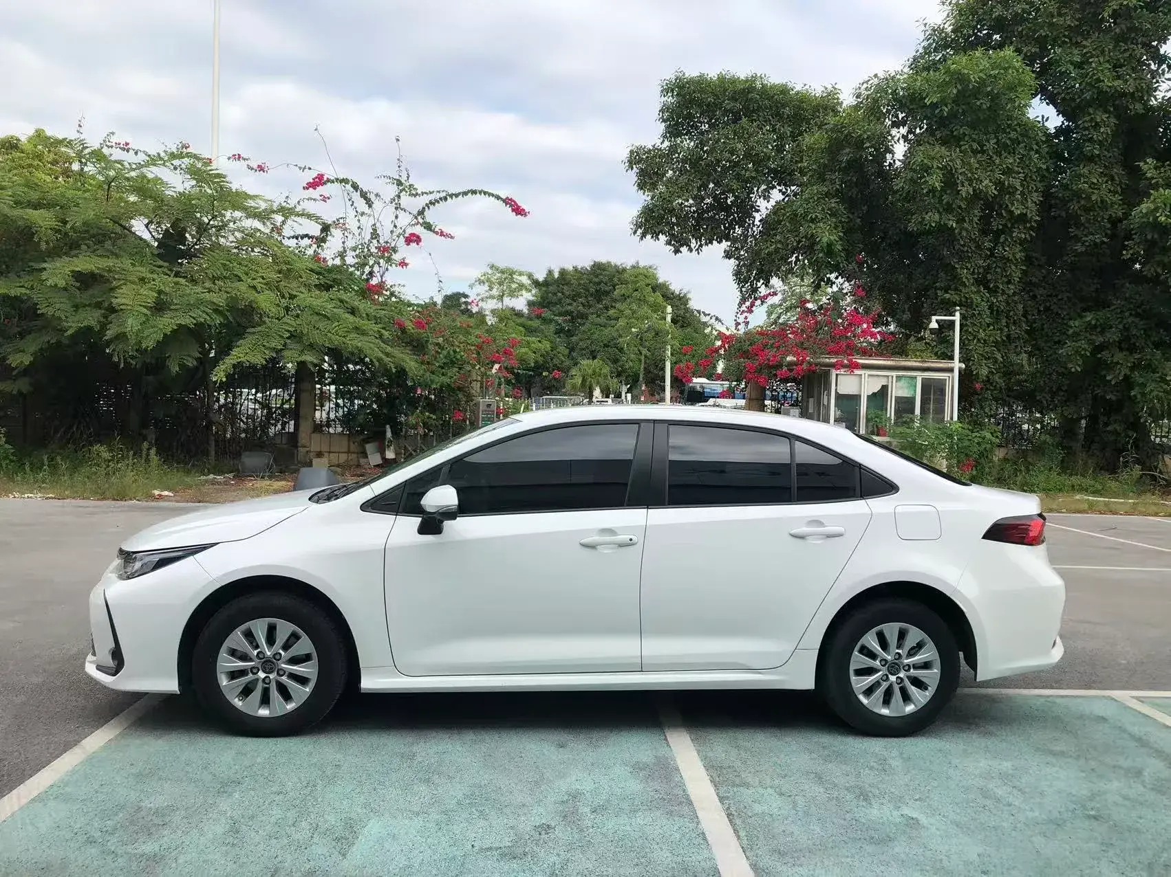 2023 TOYOTA COROLLA thumbnail 3