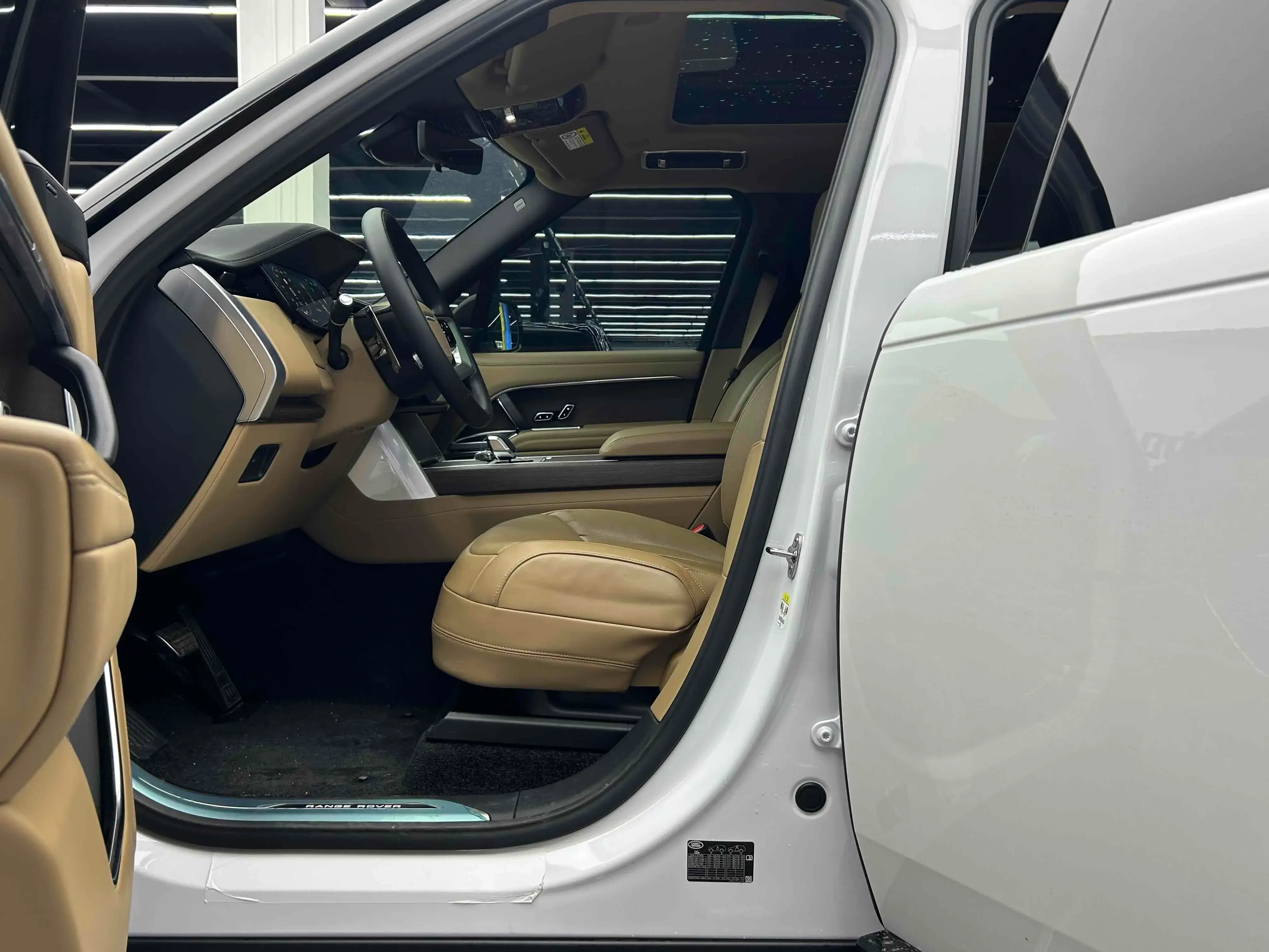 2025 LAND ROVER thumbnail 4